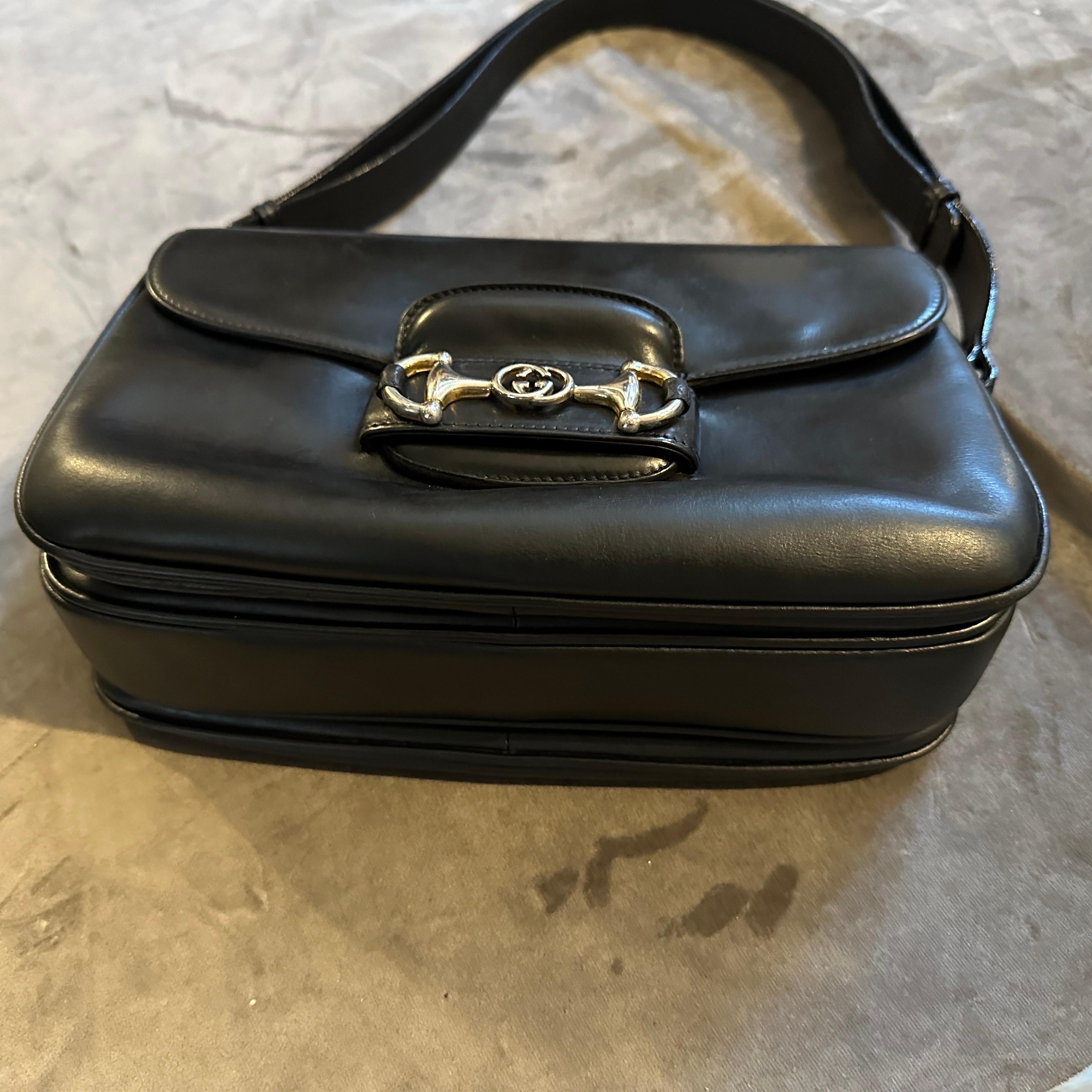 Sac à bandoulière en cuir noir de Gucci datant des années 1970 en vente 3