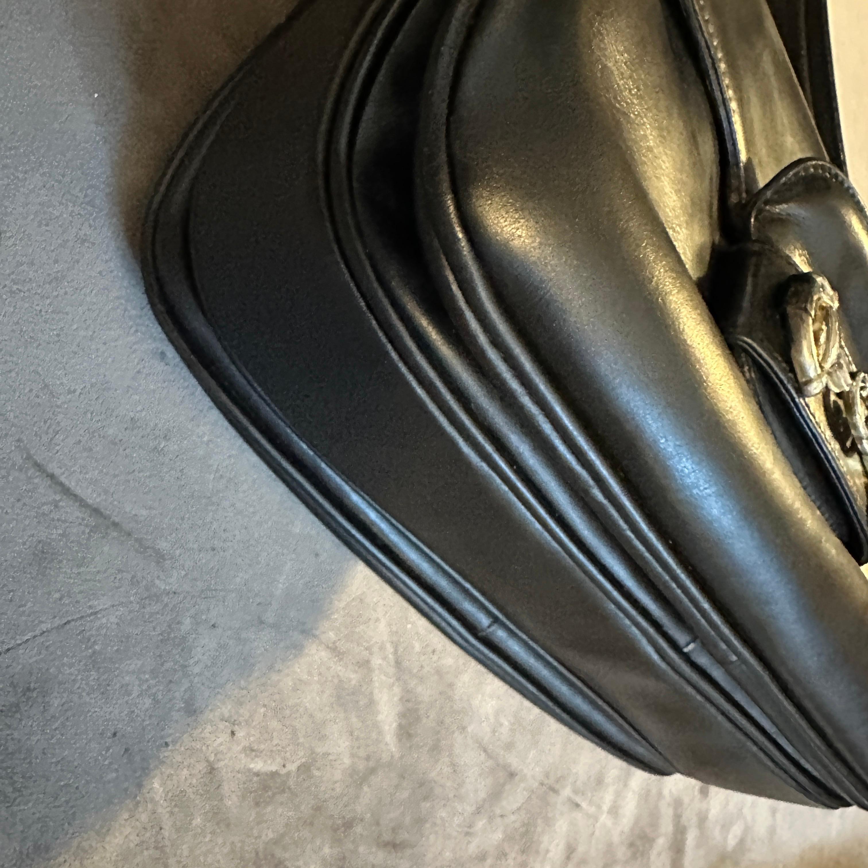 Sac à bandoulière en cuir noir de Gucci datant des années 1970 en vente 4