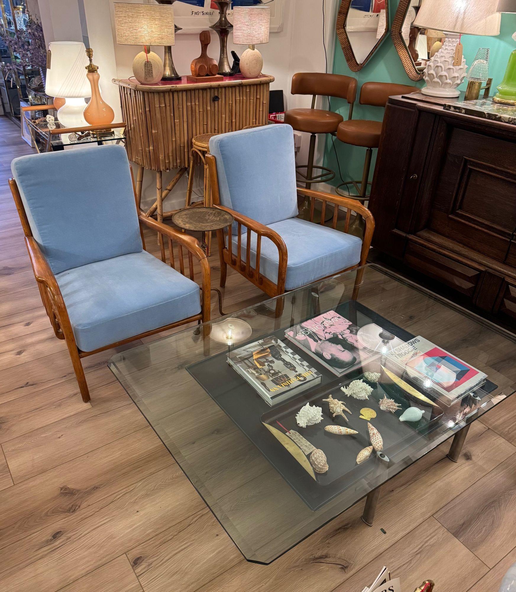 Une table basse en cuir noir surpiqué des années 1970 