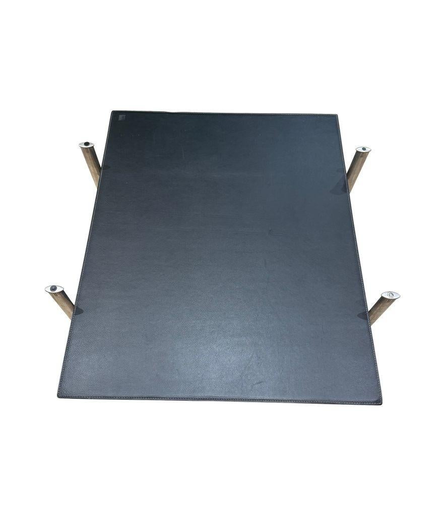 Une table basse en cuir noir surpiqué des années 1970 