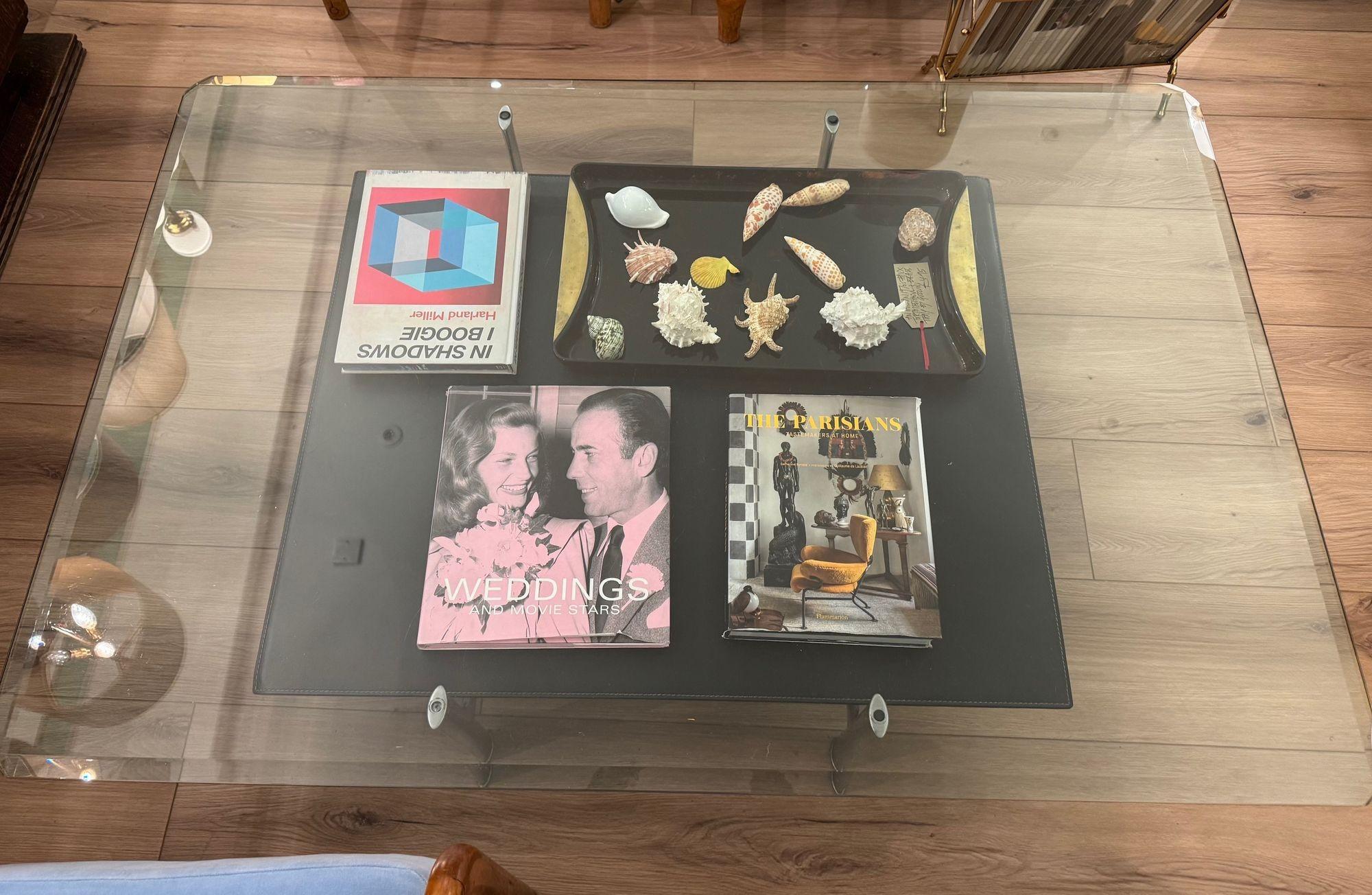 Une table basse en cuir noir surpiqué des années 1970 