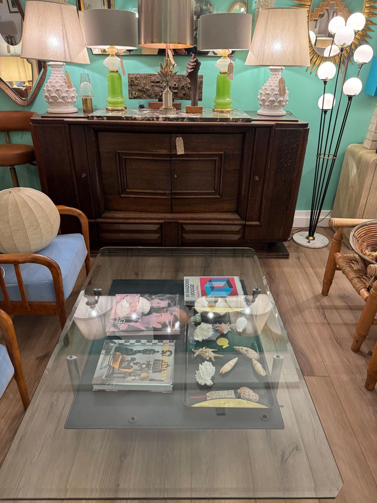 Une table basse en cuir noir surpiqué des années 1970 