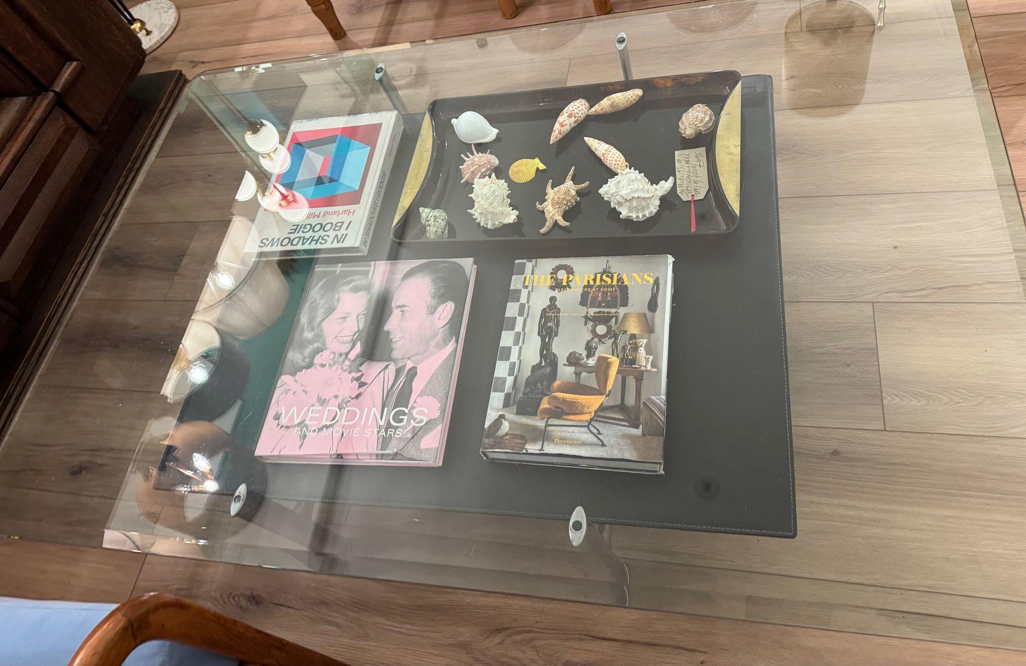 Une table basse en cuir noir surpiqué des années 1970 