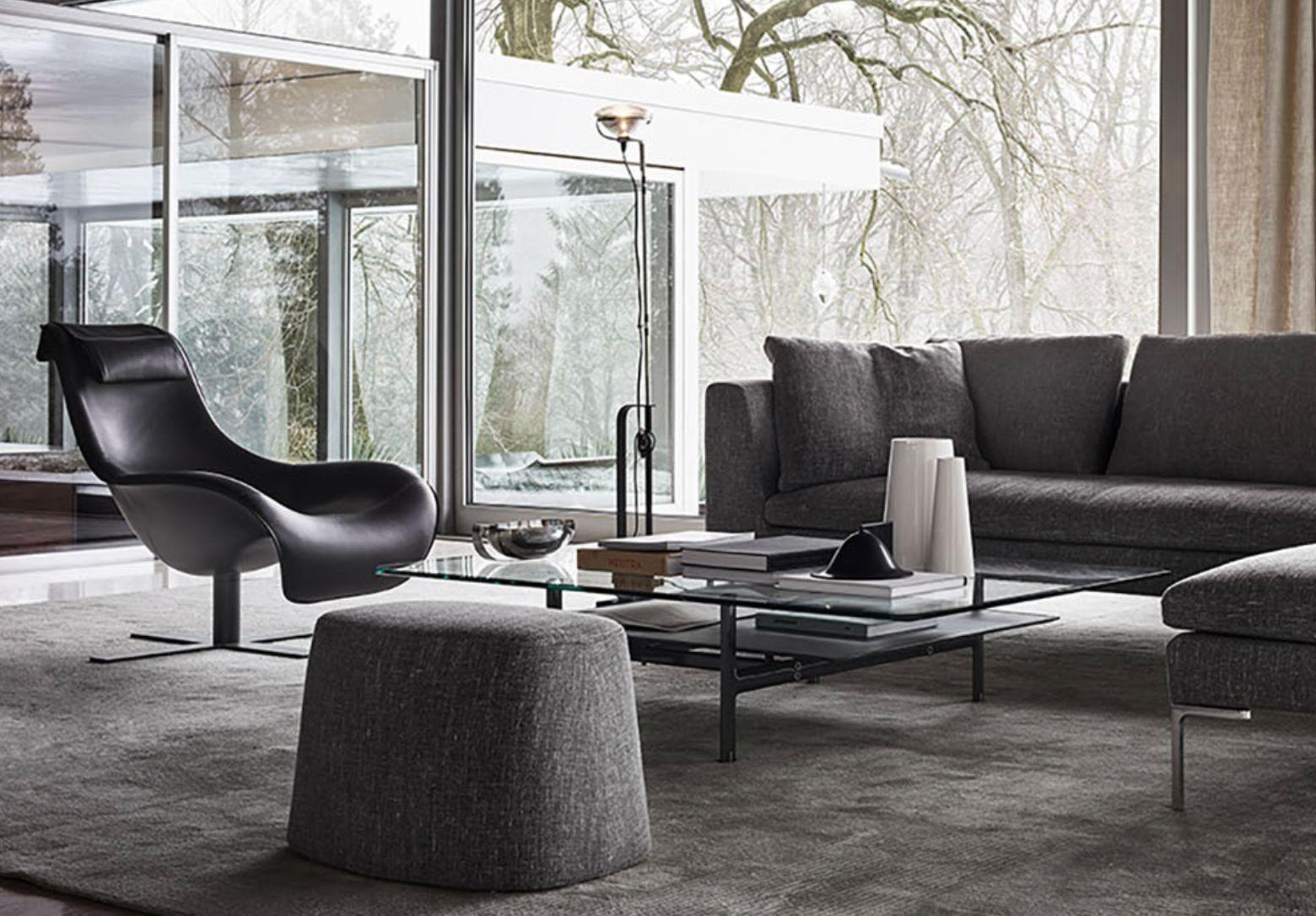 Une table basse en cuir noir surpiqué des années 1970 