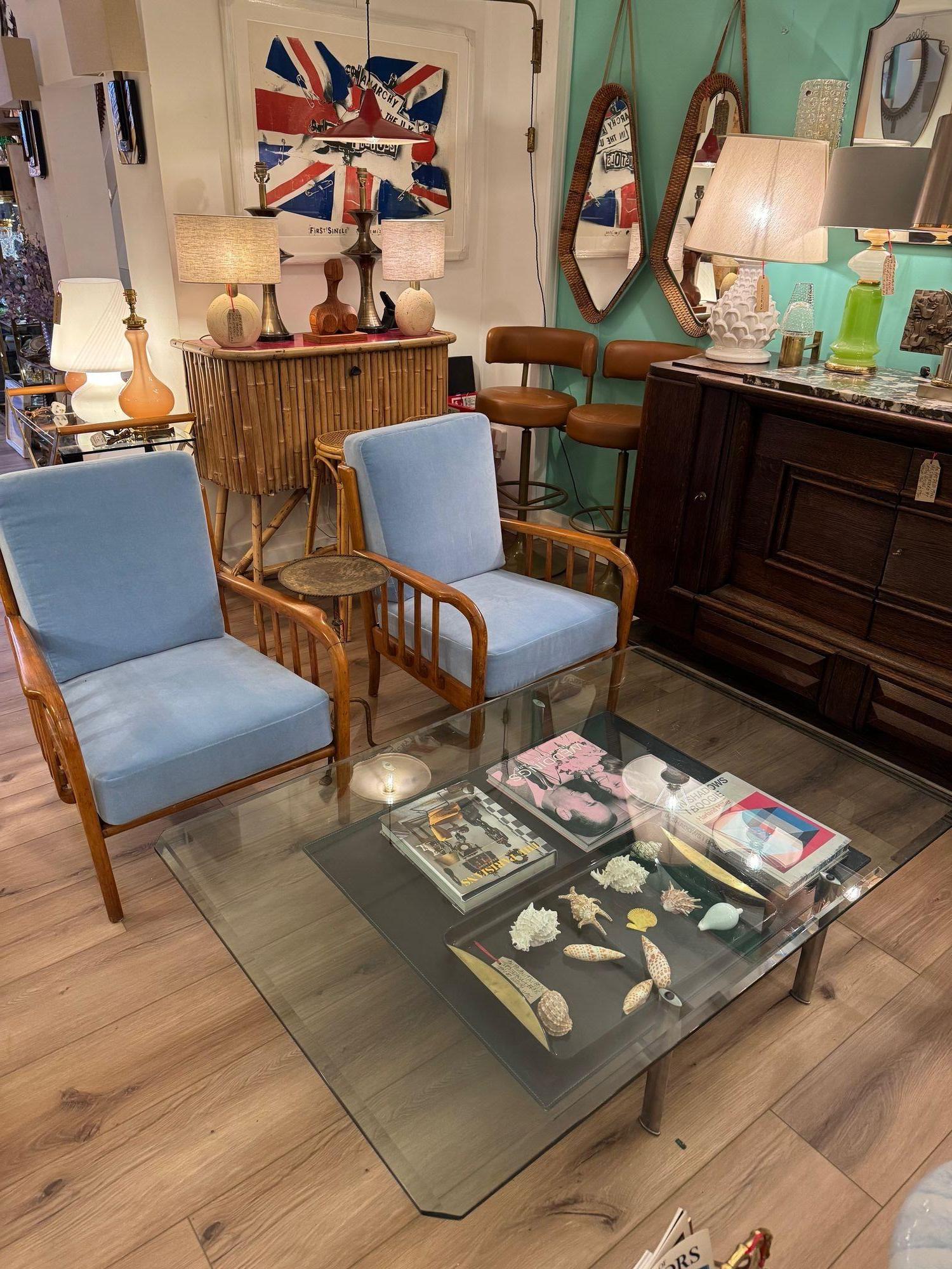 Une table basse en cuir noir surpiqué des années 1970 