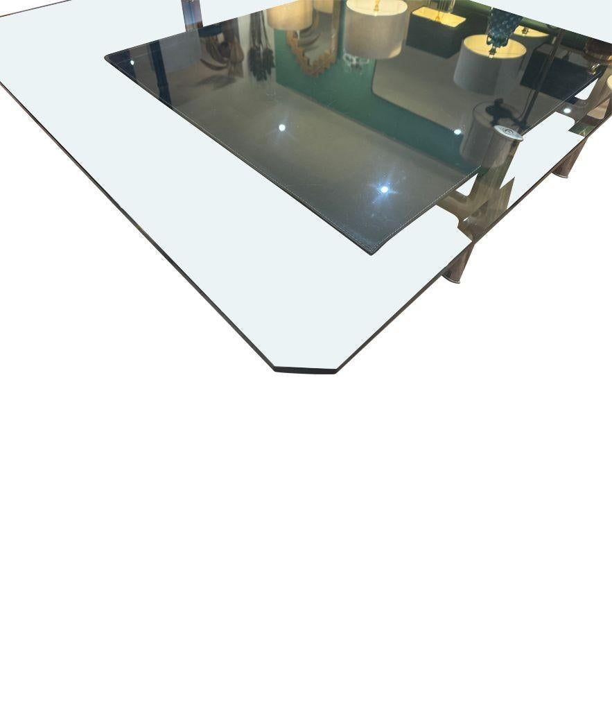 Aluminium Une table basse en cuir noir surpiqué des années 1970 