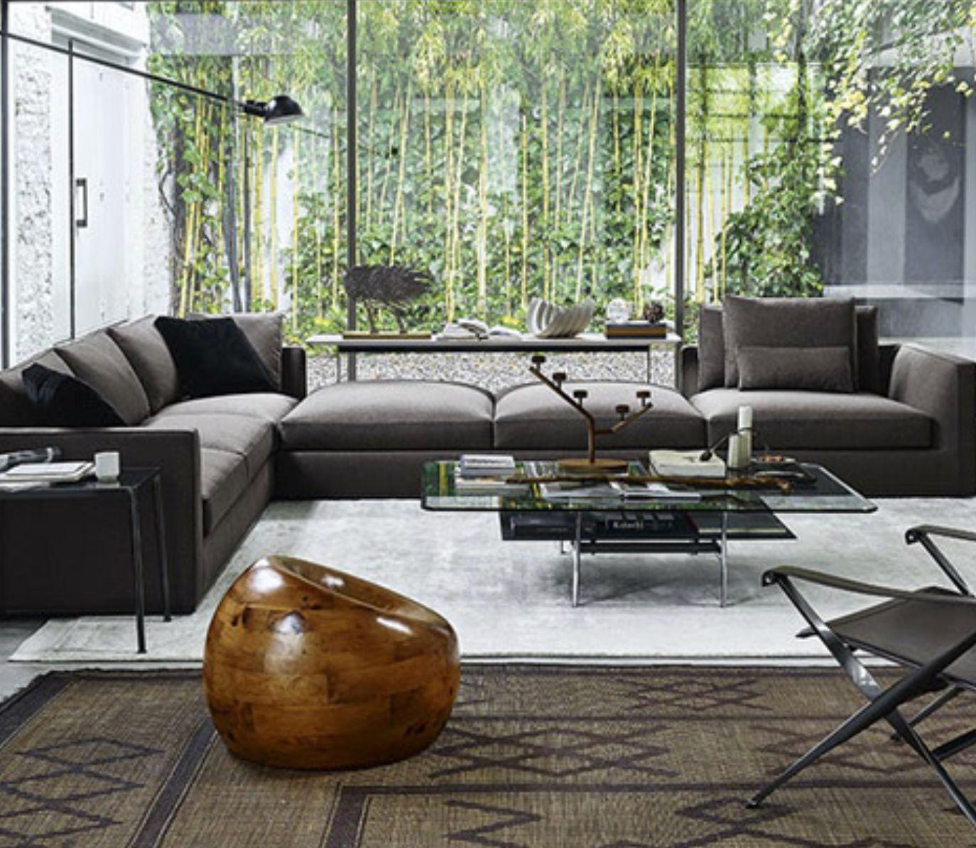 Une table basse en cuir noir surpiqué des années 1970 