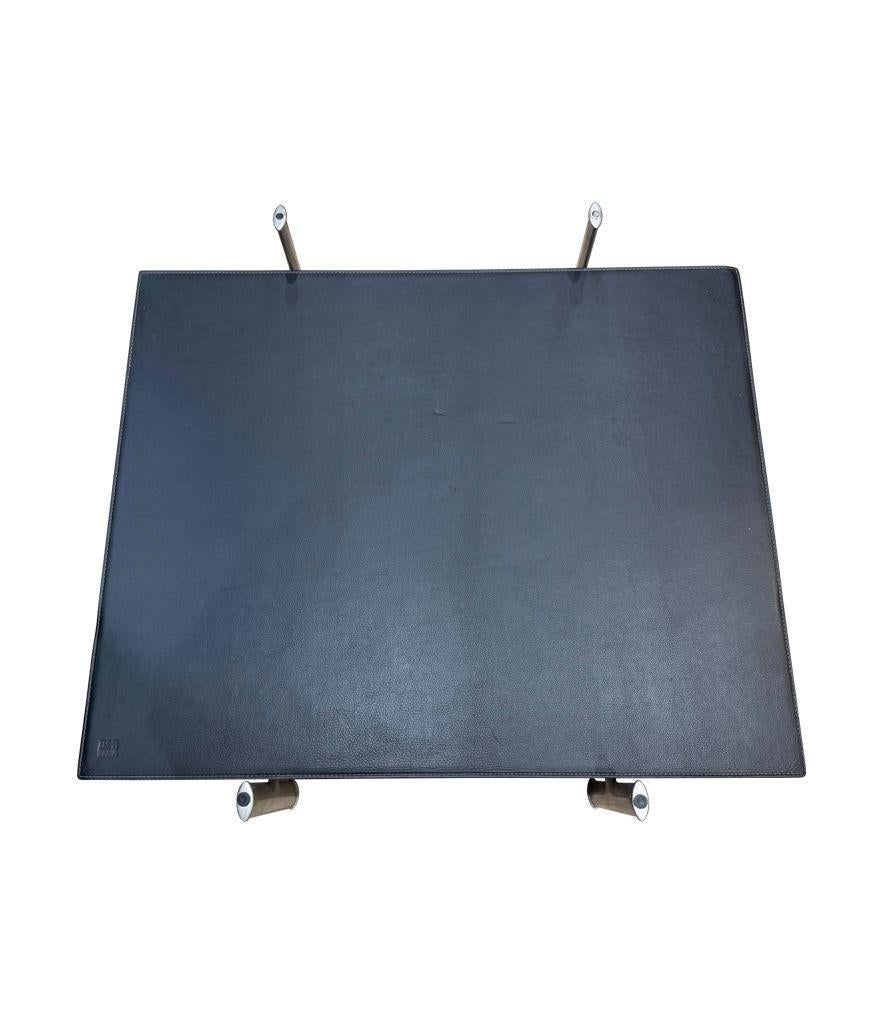 Une table basse en cuir noir surpiqué des années 1970 