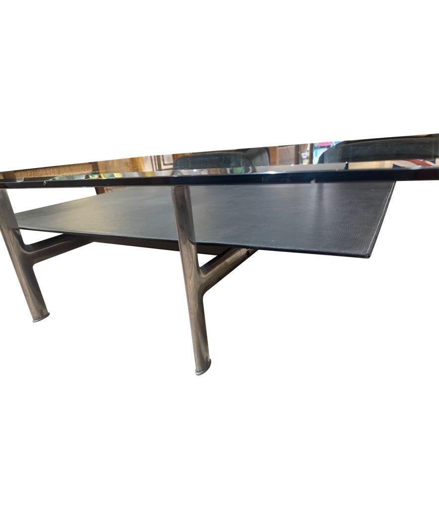 Une table basse en cuir noir surpiqué des années 1970 