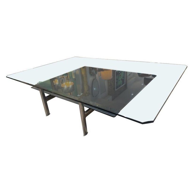 Une table basse en cuir noir surpiqué des années 1970 "Diesis" par B & B Italia. en vente