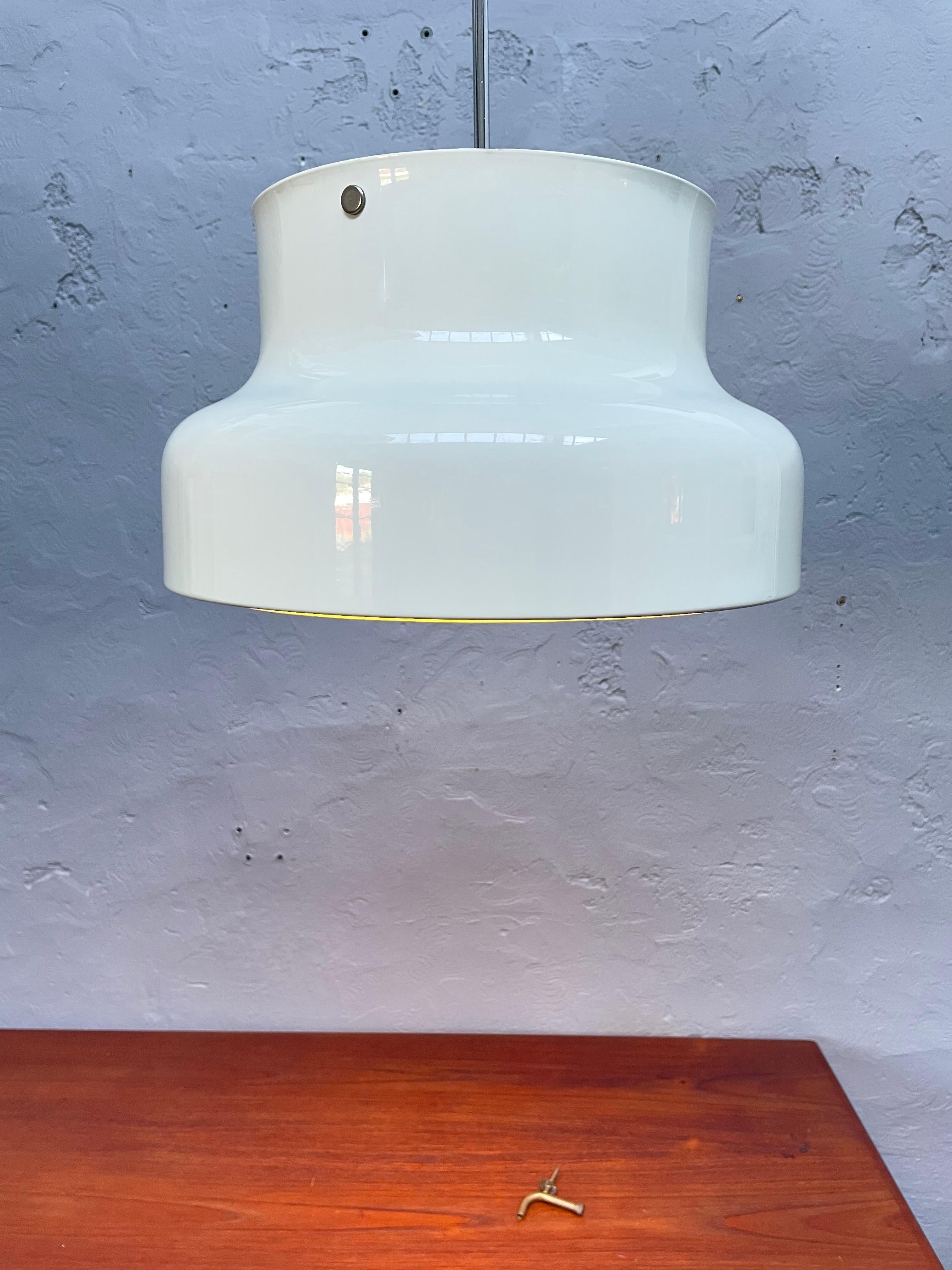 Un ciondolo Bumiting bianco di 40 cm in alluminio pressato progettato da Anders Pehrson per Atelja Lyktan nel 1968. 
In ottime condizioni d'uso dovute all'età. 
La lampada è stata smontata e pulita. 
Dotato di un nuovo portalampada E27 e di un nuovo