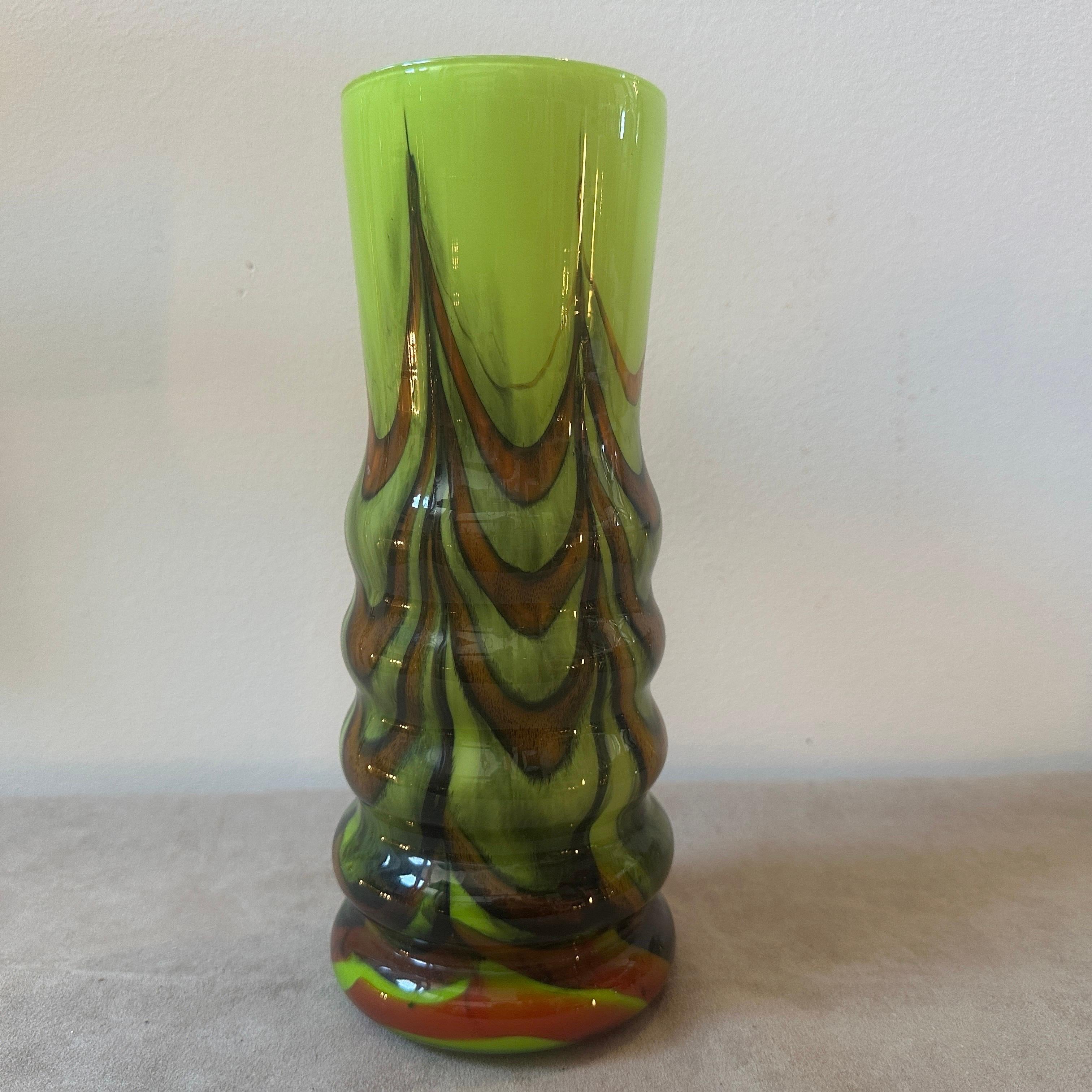 Un vase en verre opalin en parfait état, conçu et fabriqué en Italie par Opaline Florence. Le vase dégage une impression de flair artistique et de sophistication, caractéristique du travail de Carlo Moretti. La combinaison du verre opalin et des