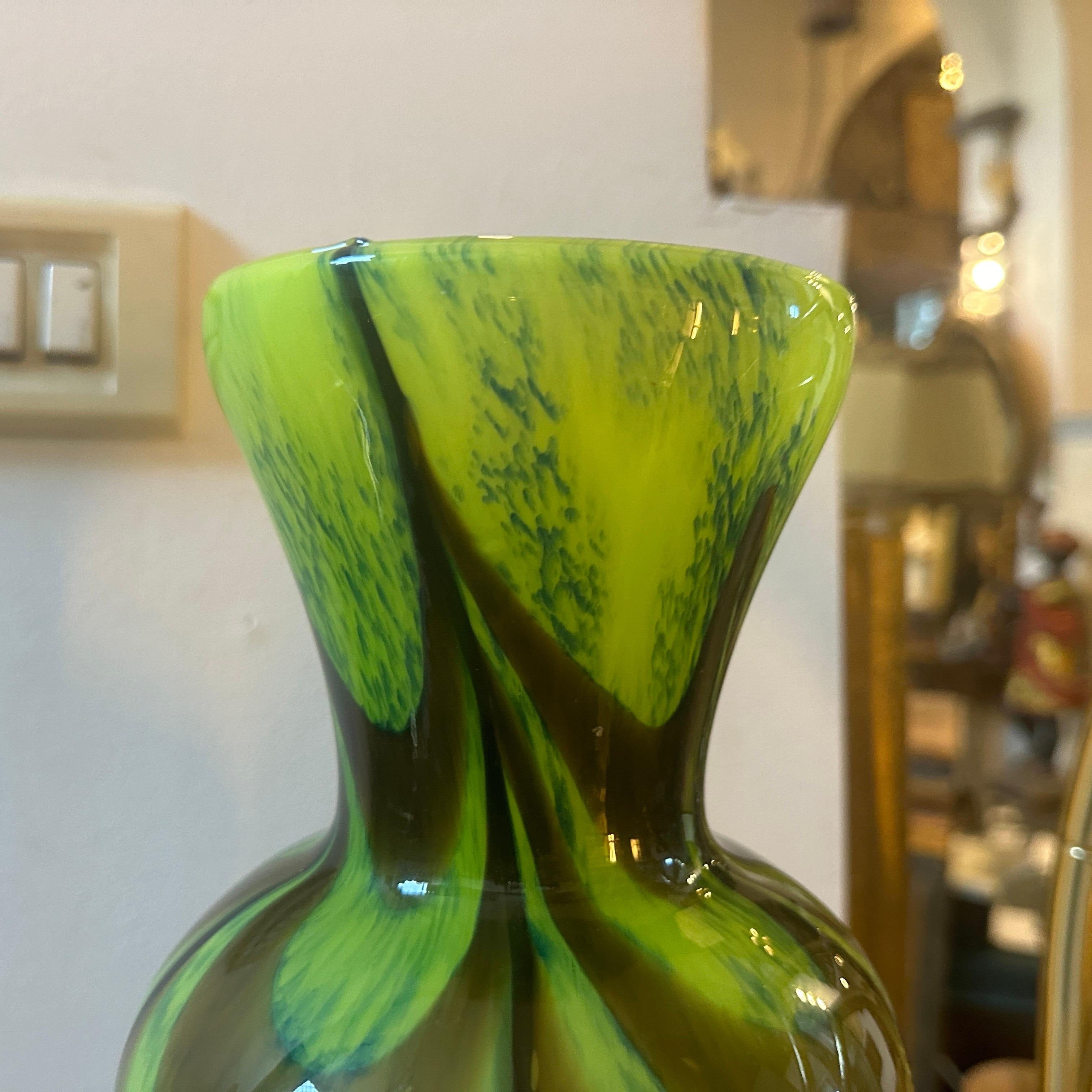 Ère spatiale Vase en opaline verte, brown et noire de Carlo Moretti des années 1970 en vente
