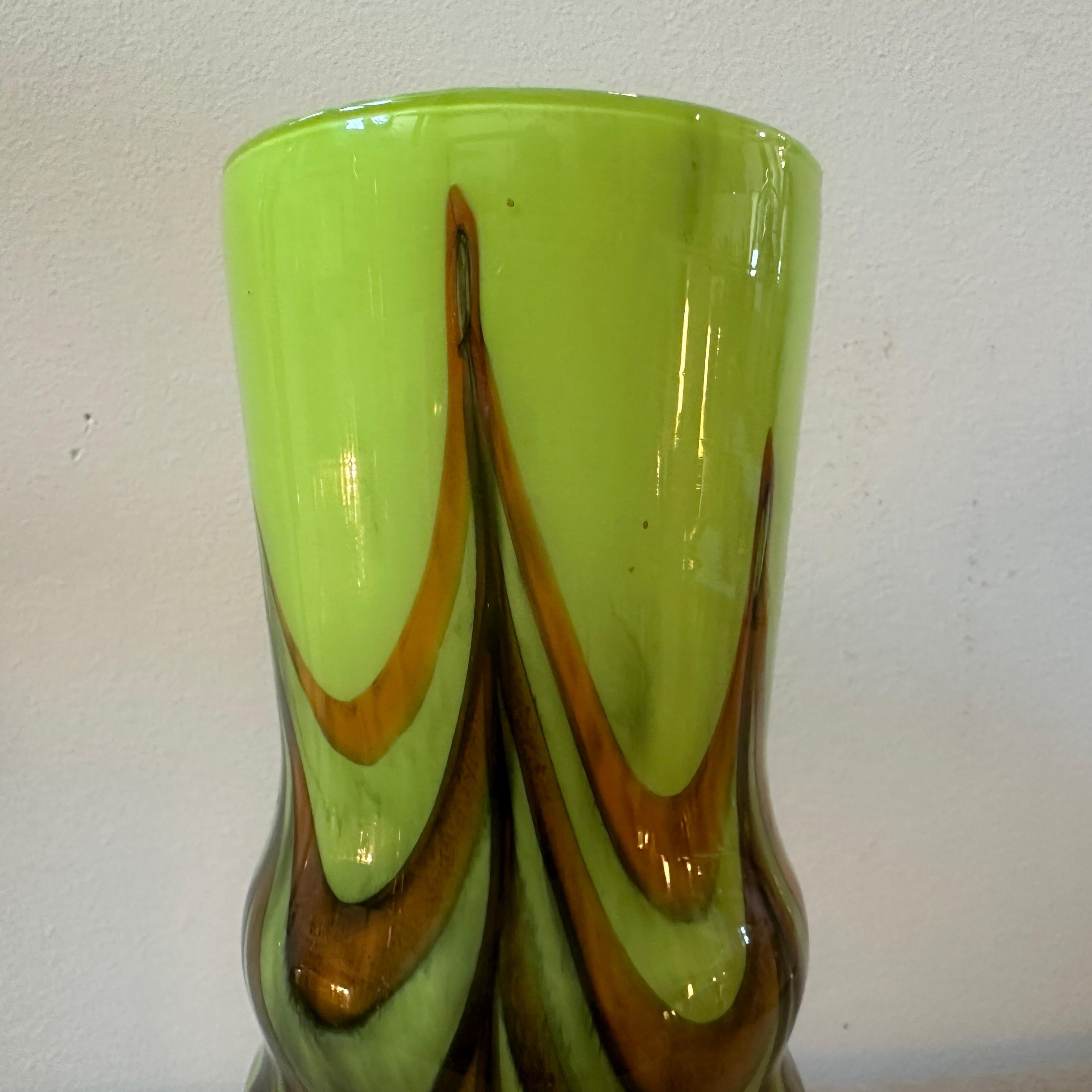 Fait main Vase en opaline verte, brown et noire de Carlo Moretti des années 1970  en vente