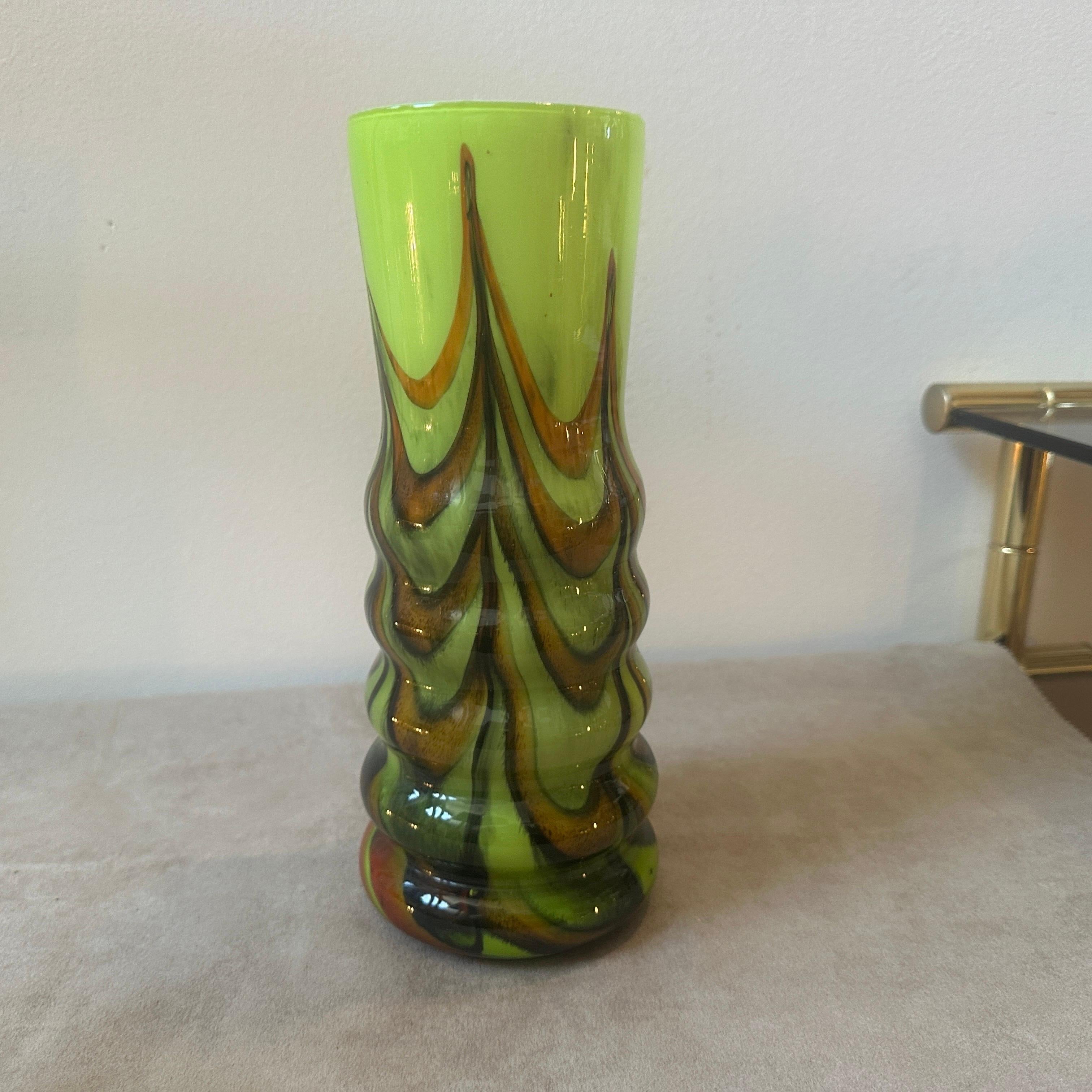 Verre opalin Vase en opaline verte, brown et noire de Carlo Moretti des années 1970  en vente