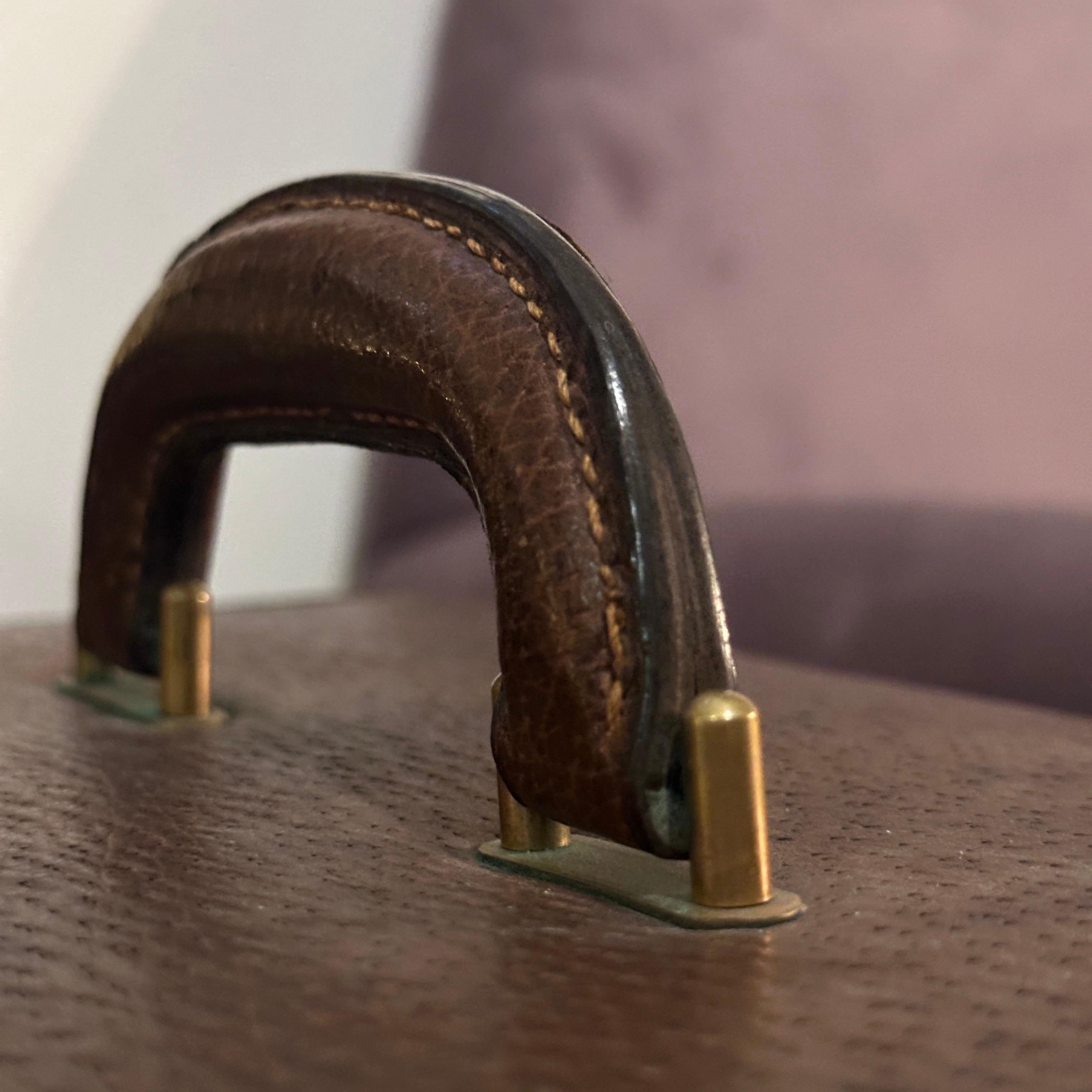 A 1970s Elegant Brown Leather Beauty Case by Gucci For Sale 6