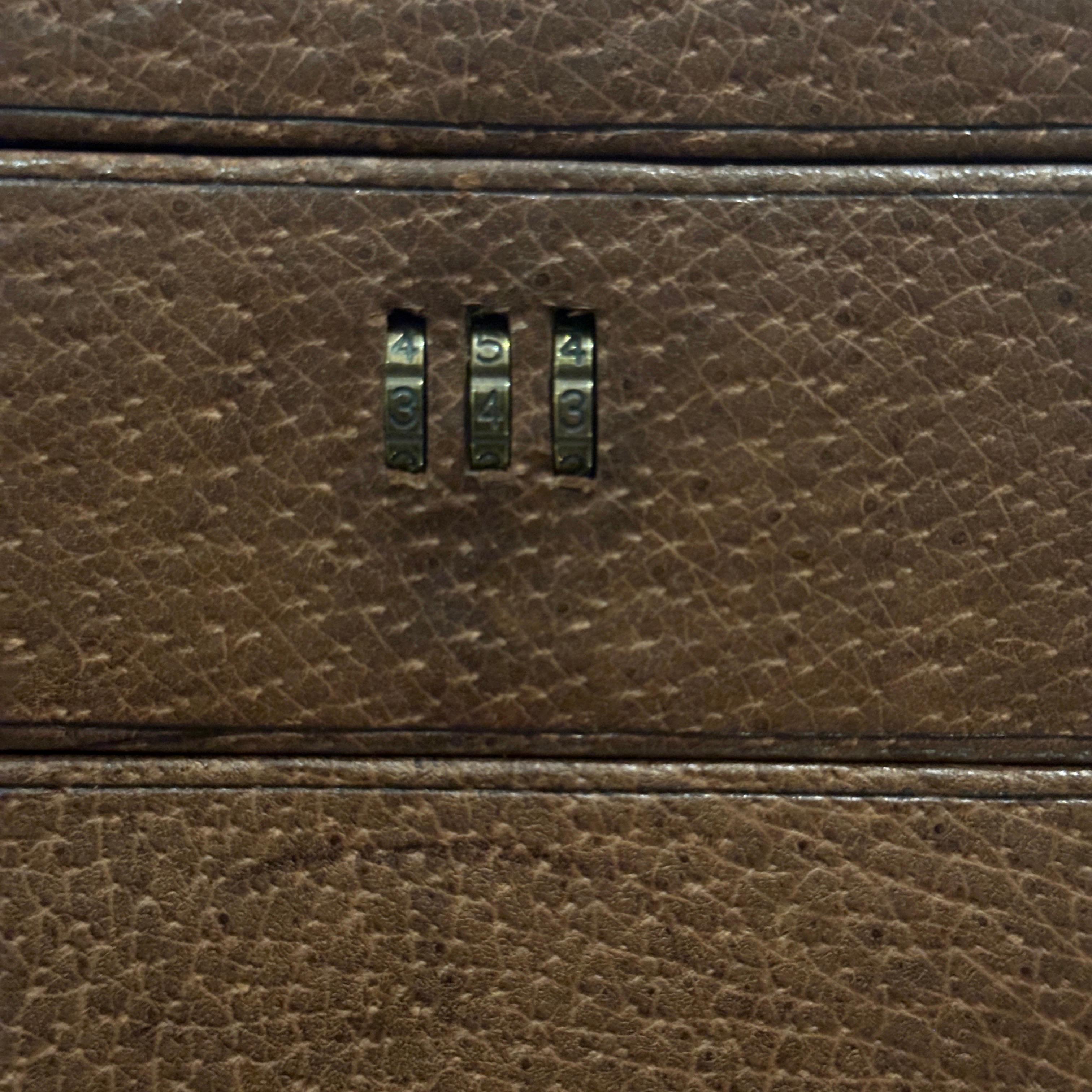 A 1970s Elegant Brown Leather Beauty Case by Gucci For Sale 9