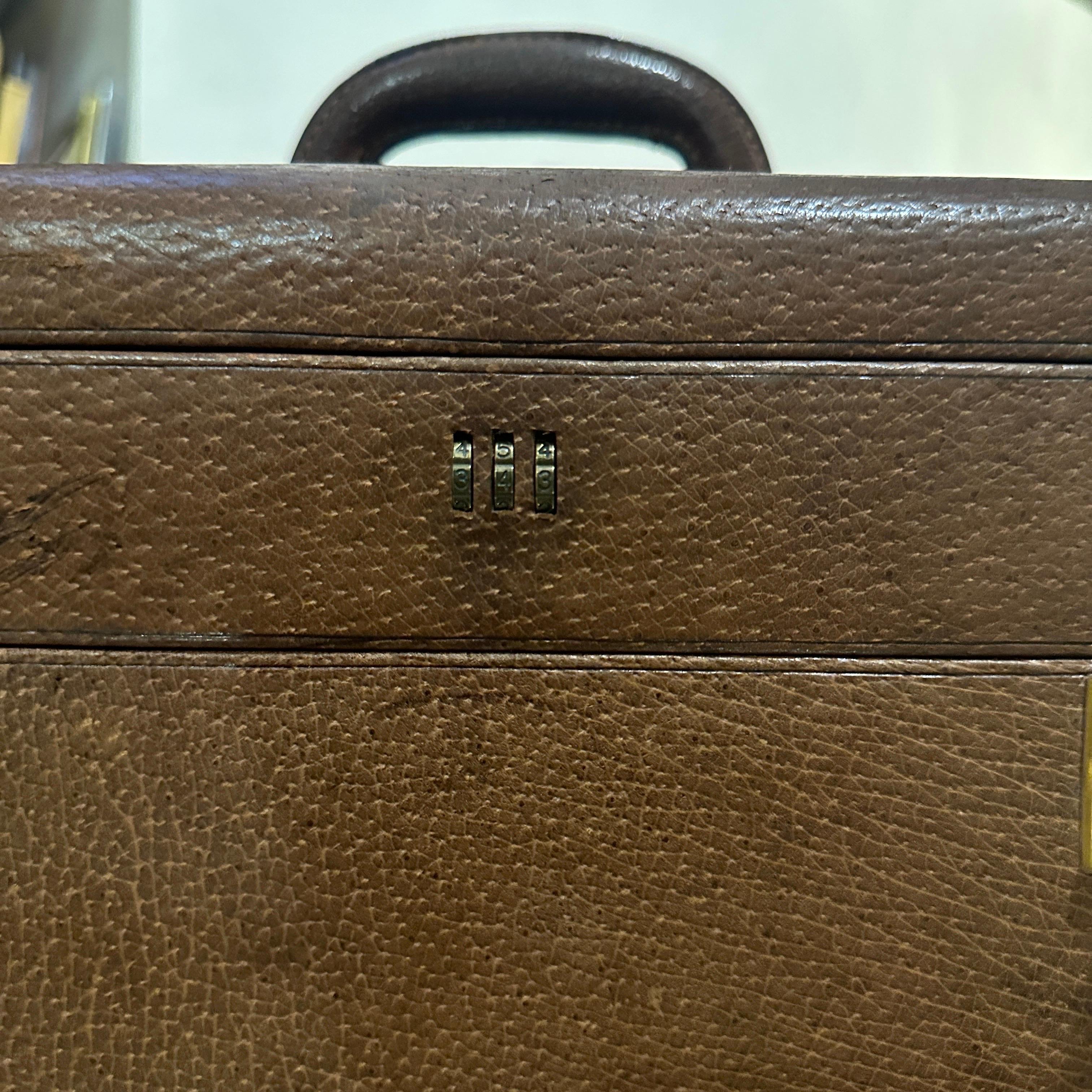 A 1970s Elegant Brown Leather Beauty Case by Gucci For Sale 10