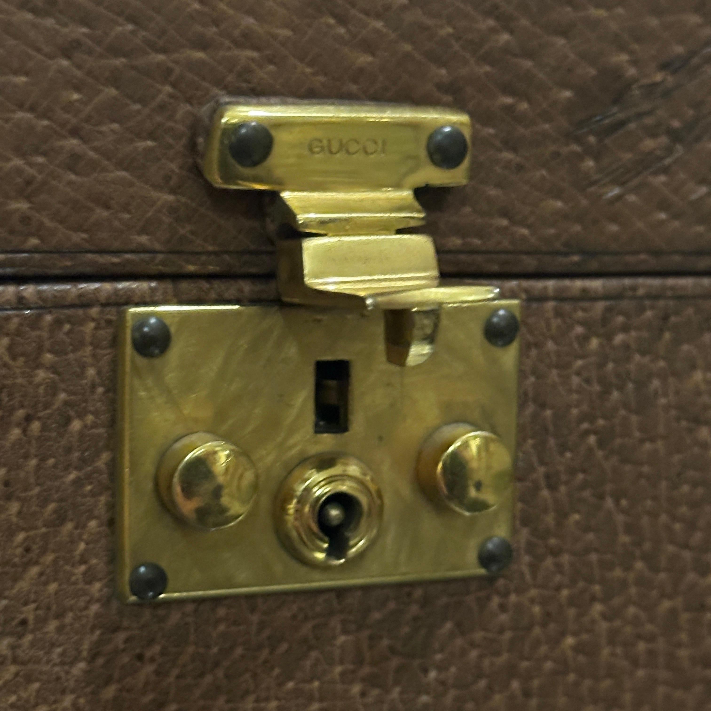 A 1970s Elegant Brown Leather Beauty Case by Gucci In Good Condition For Sale In Aci Castello, IT
