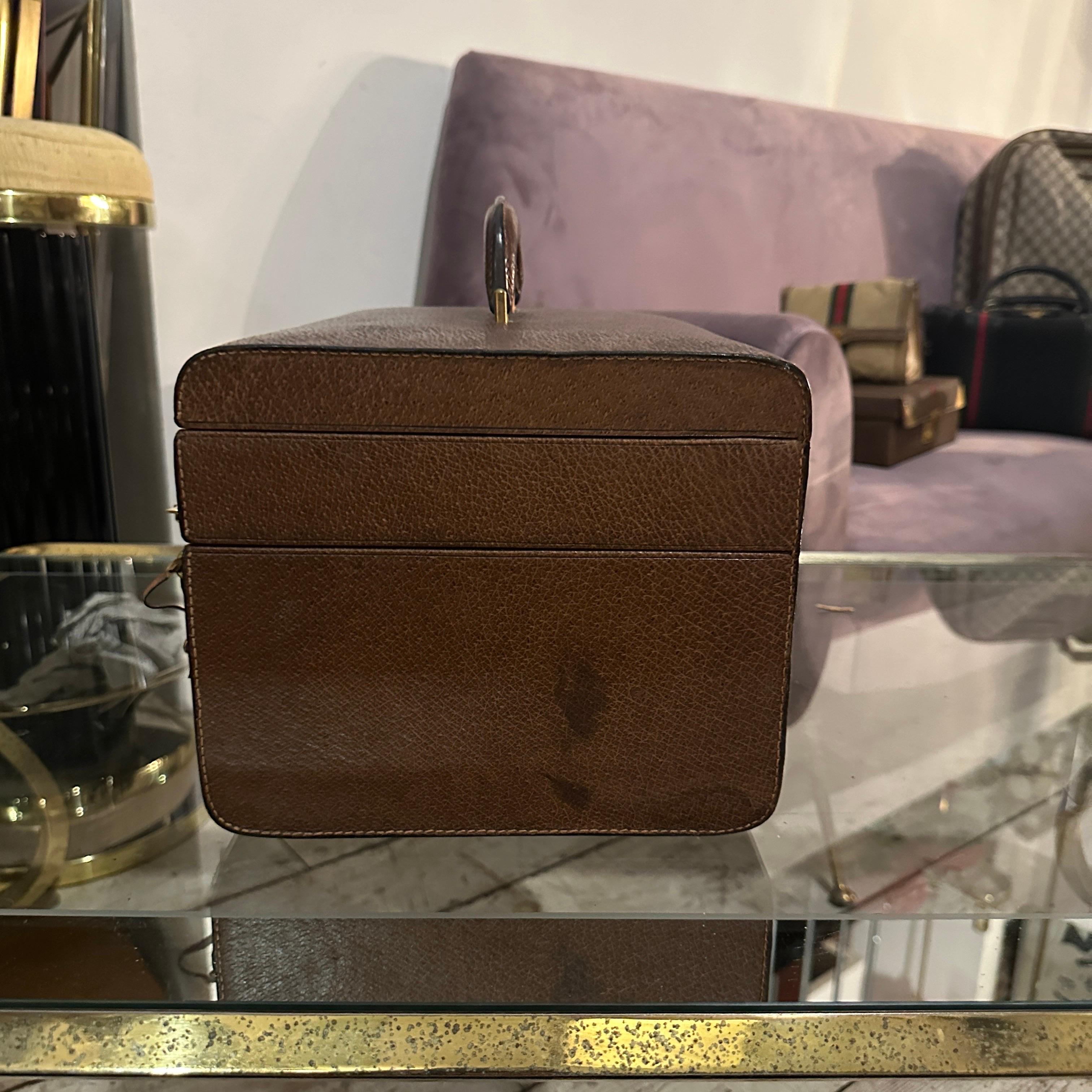 A 1970s Elegant Brown Leather Beauty Case by Gucci For Sale 2