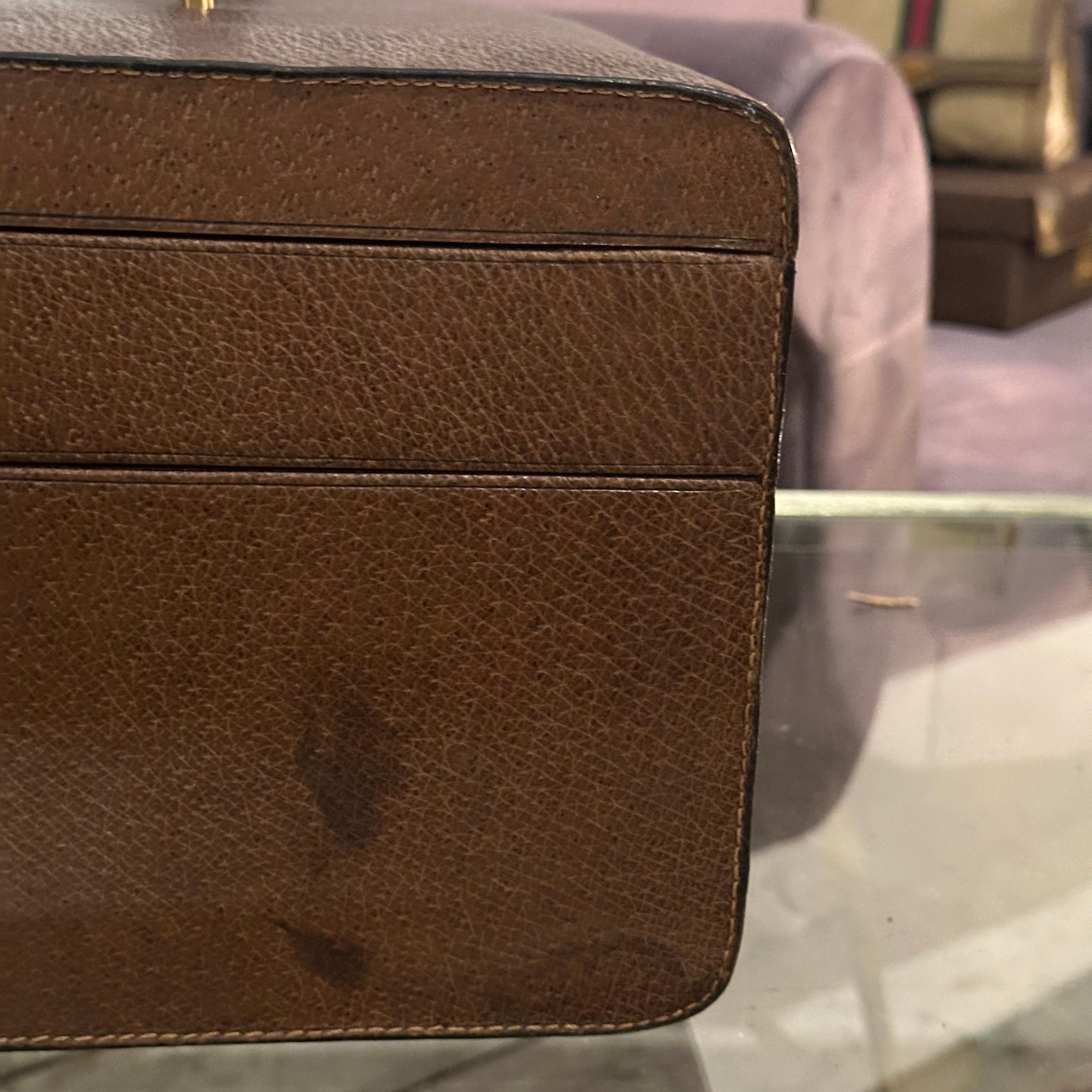A 1970s Elegant Brown Leather Beauty Case by Gucci For Sale 3