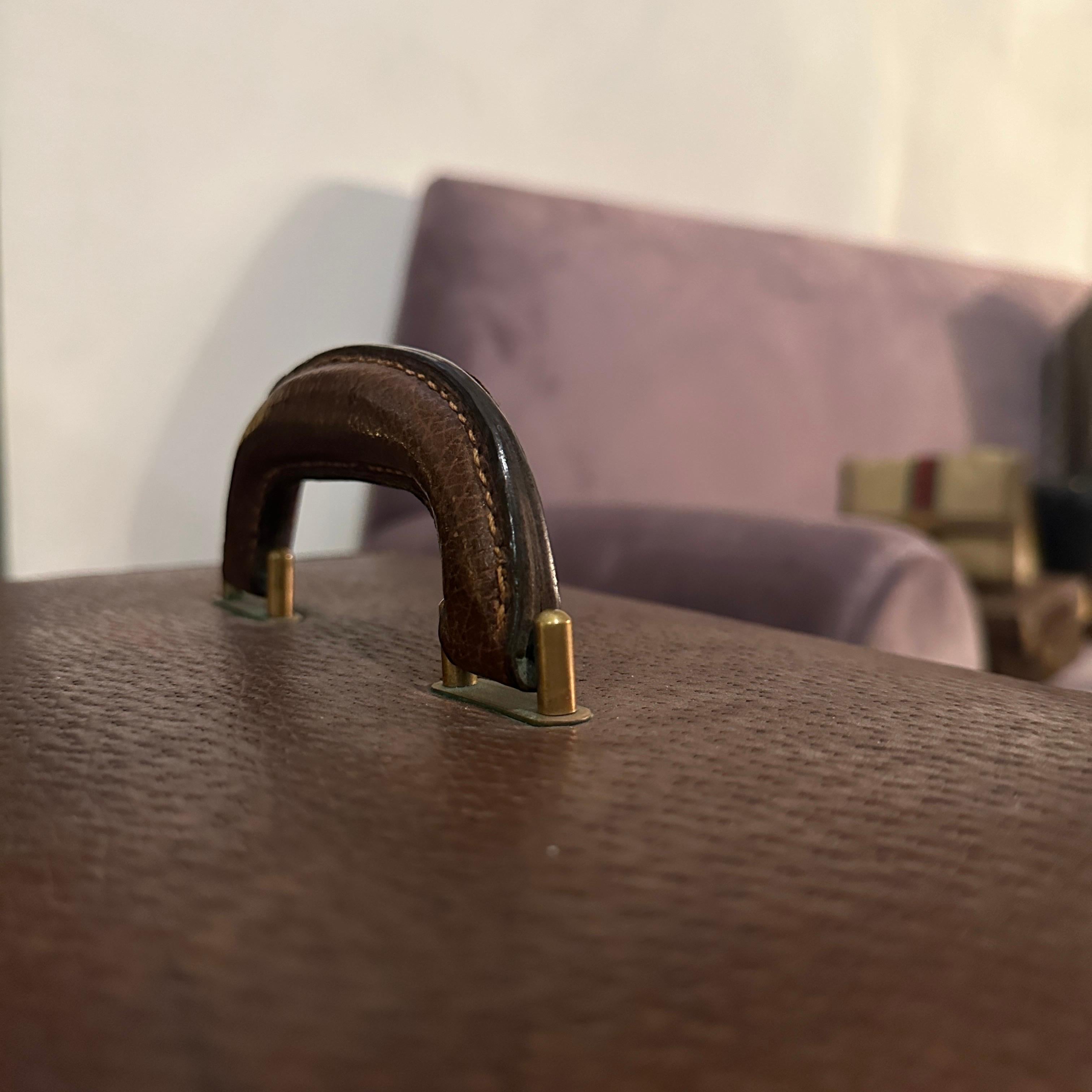 A 1970s Elegant Brown Leather Beauty Case by Gucci For Sale 5