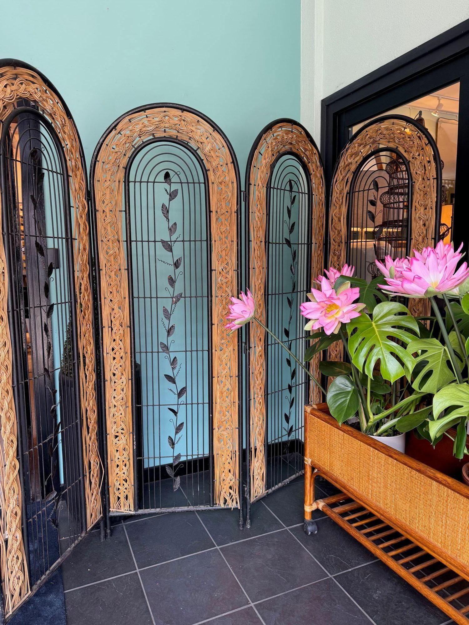 A 1970s French woven rattan and metal four panelled room divider screen For Sale 7