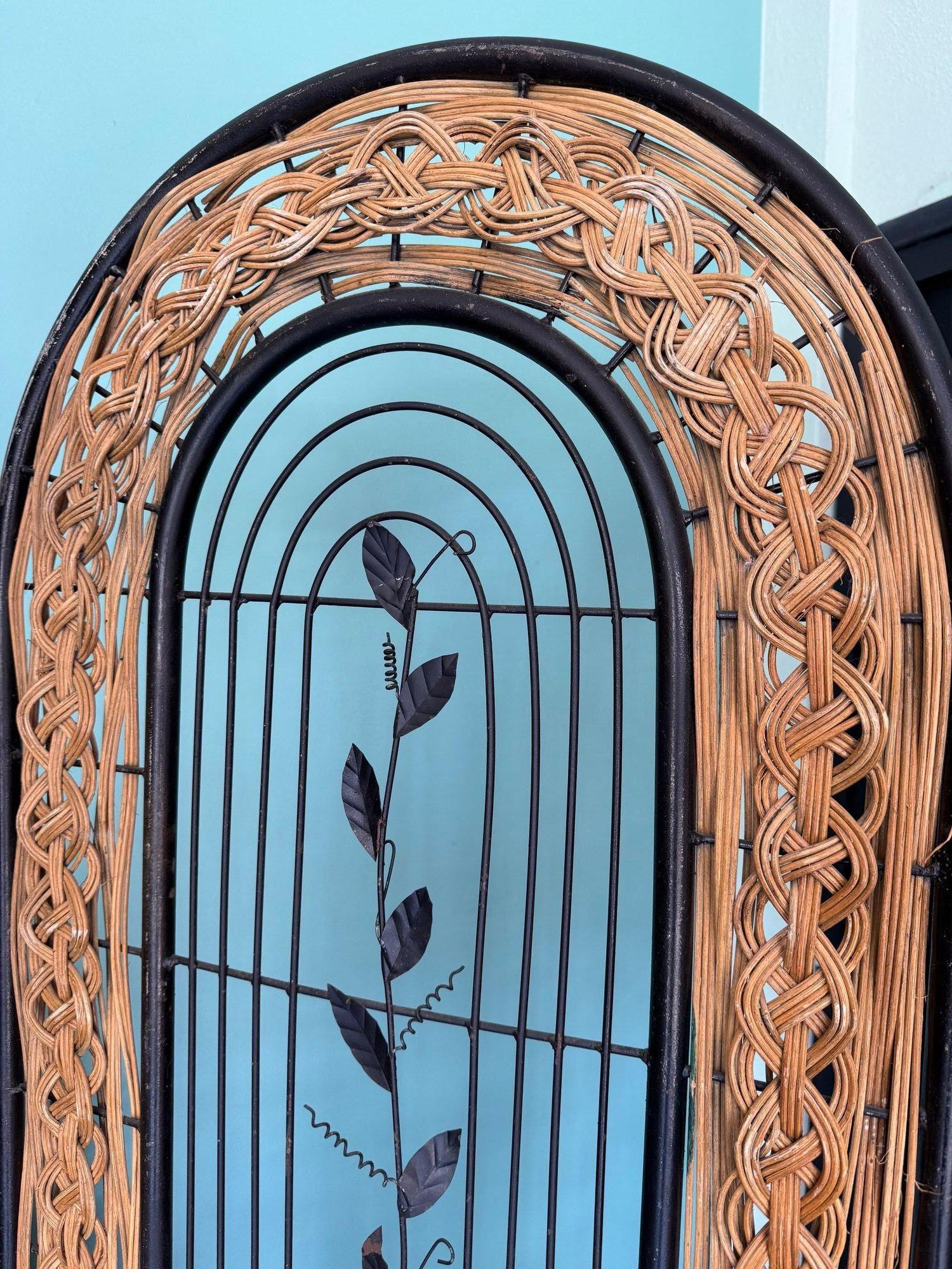 A 1970s French woven rattan and metal four panelled room divider screen For Sale 10