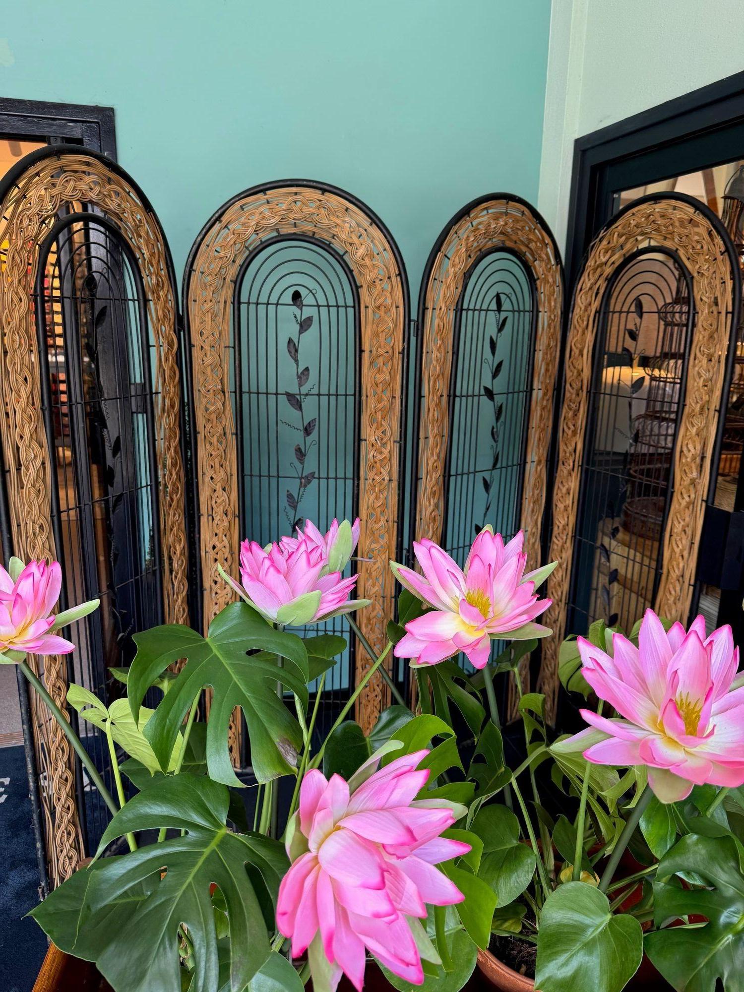 A 1970s French woven rattan and metal four panelled room divider screen For Sale 11