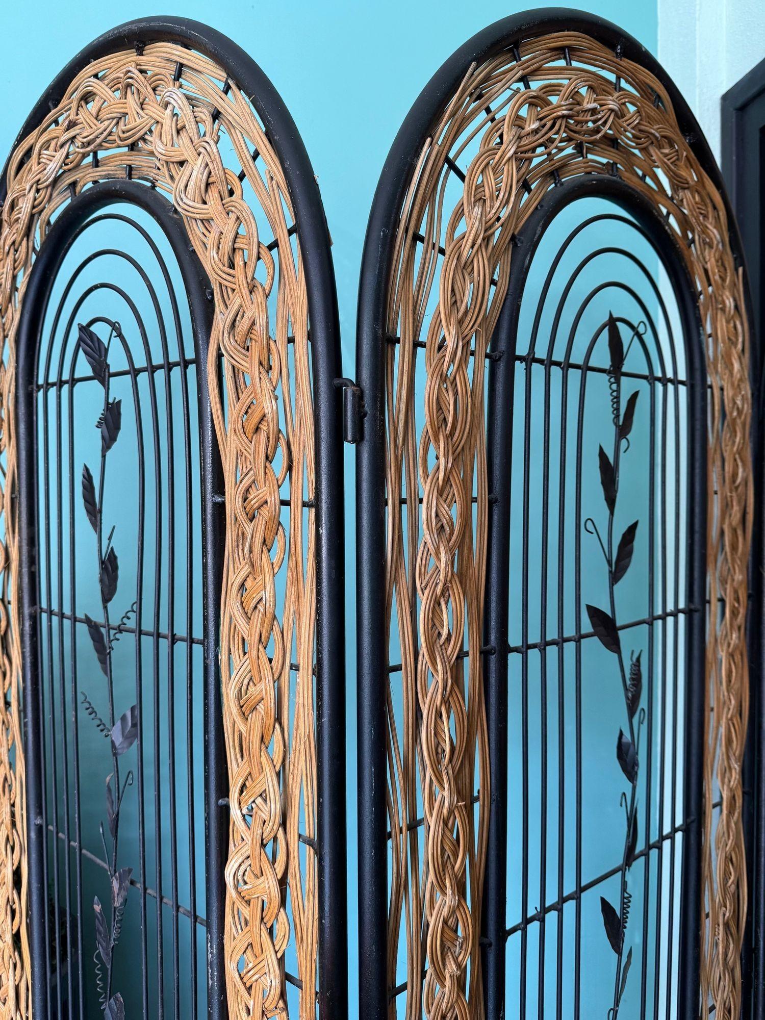 A 1970s French woven rattan and metal four panelled room divider screen For Sale 12