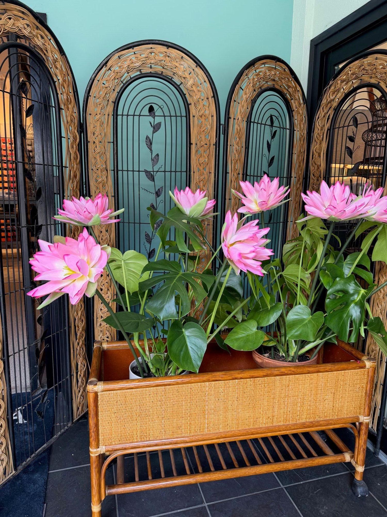 A 1970s French woven rattan and metal four panelled room divider screen For Sale 13