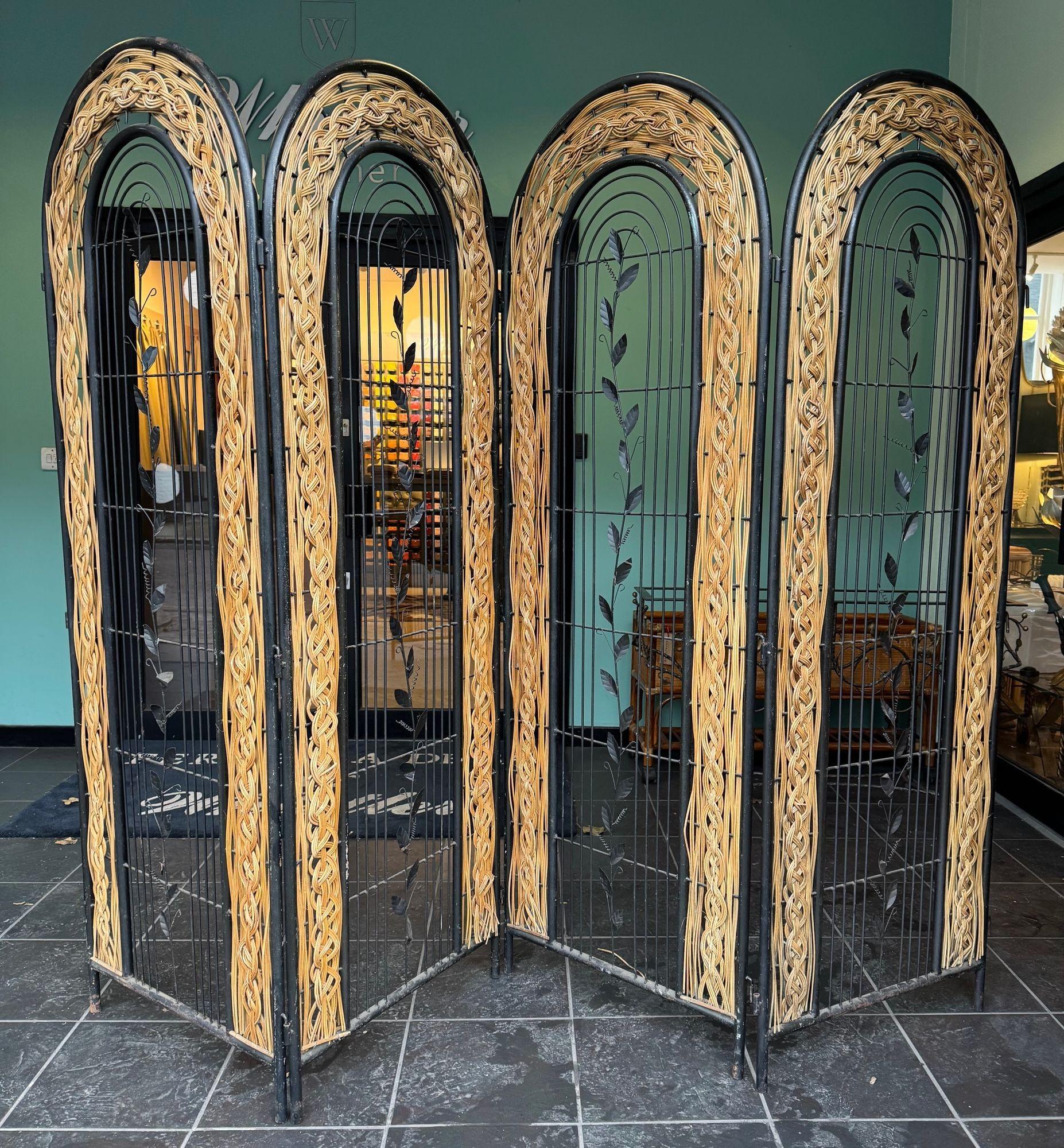 A 1970s French woven rattan and metal four panelled room divider screen In Good Condition For Sale In London, GB