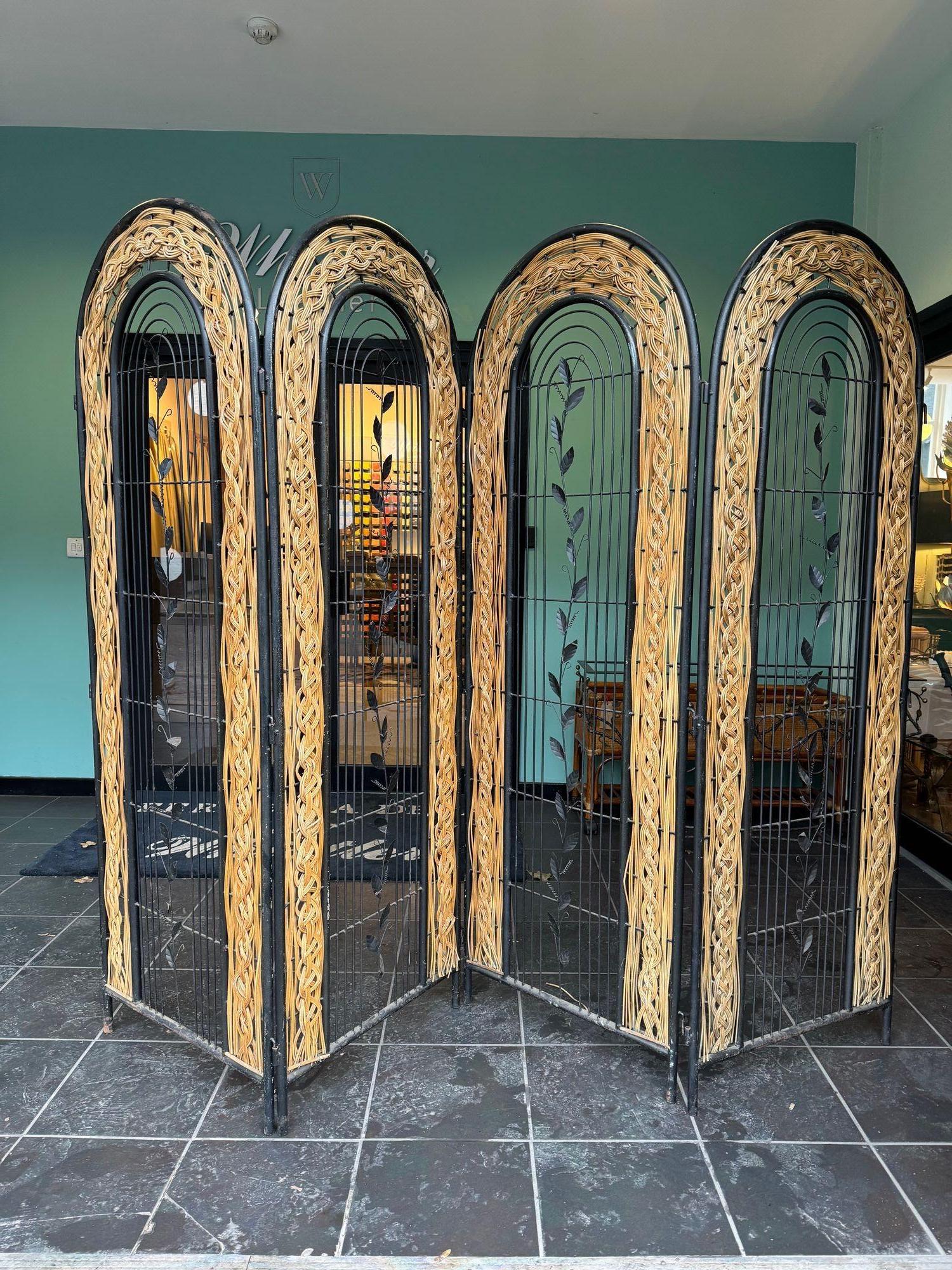 A 1970s French woven rattan and metal four panelled room divider screen For Sale 2