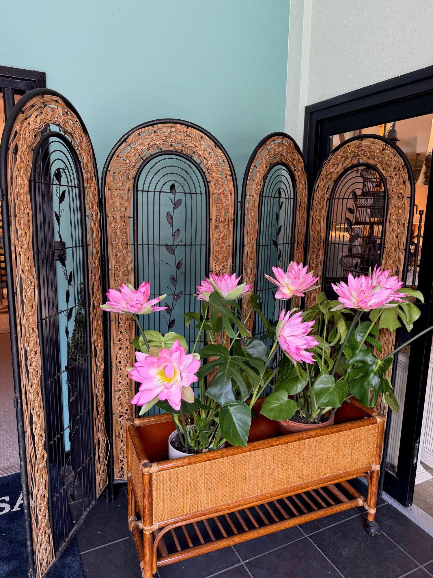 A 1970s French woven rattan and metal four panelled room divider screen For Sale 3