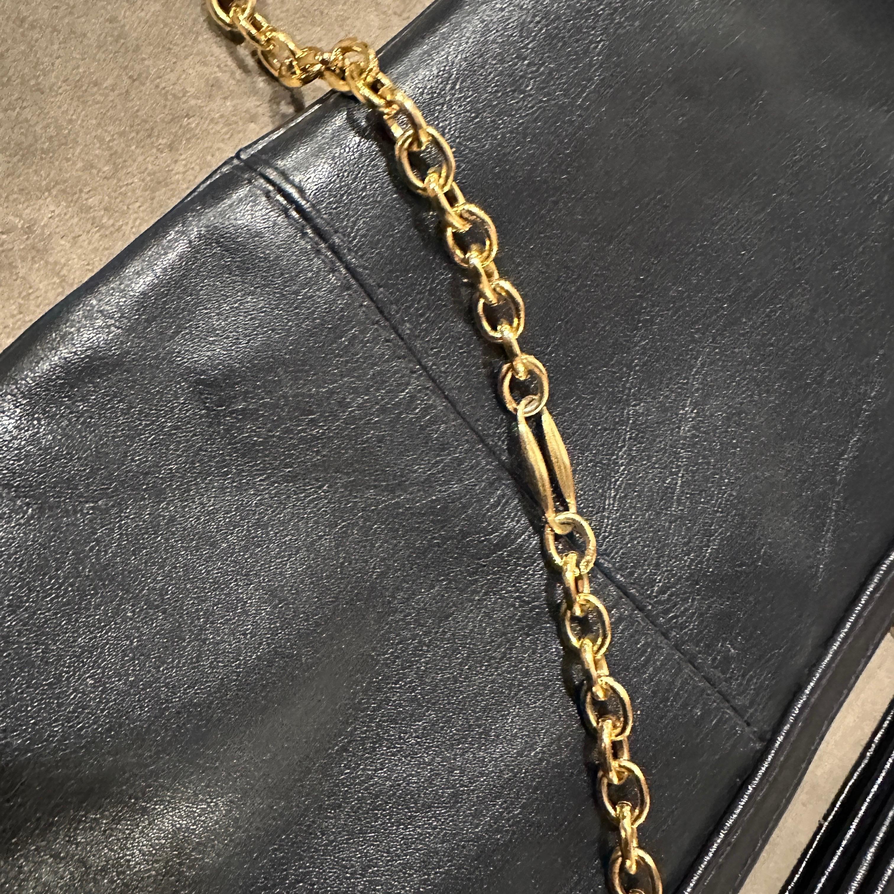 A 1970s High Quality Black Leather and Brass Italian Shoulder Bag In Excellent Condition For Sale In Aci Castello, IT