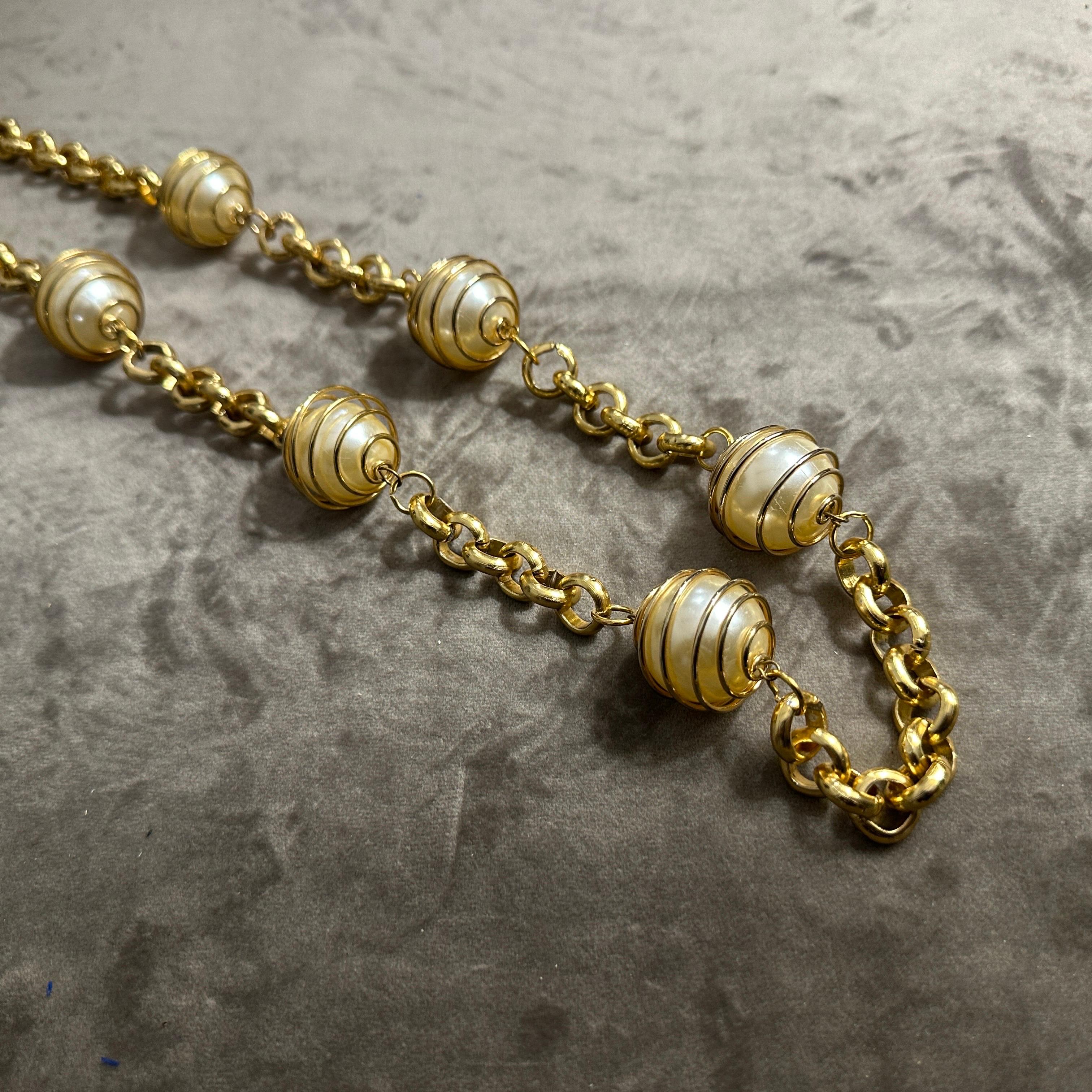 A 1970s High Quality Costume Jewelry Italian Vintage Chain For Sale 6