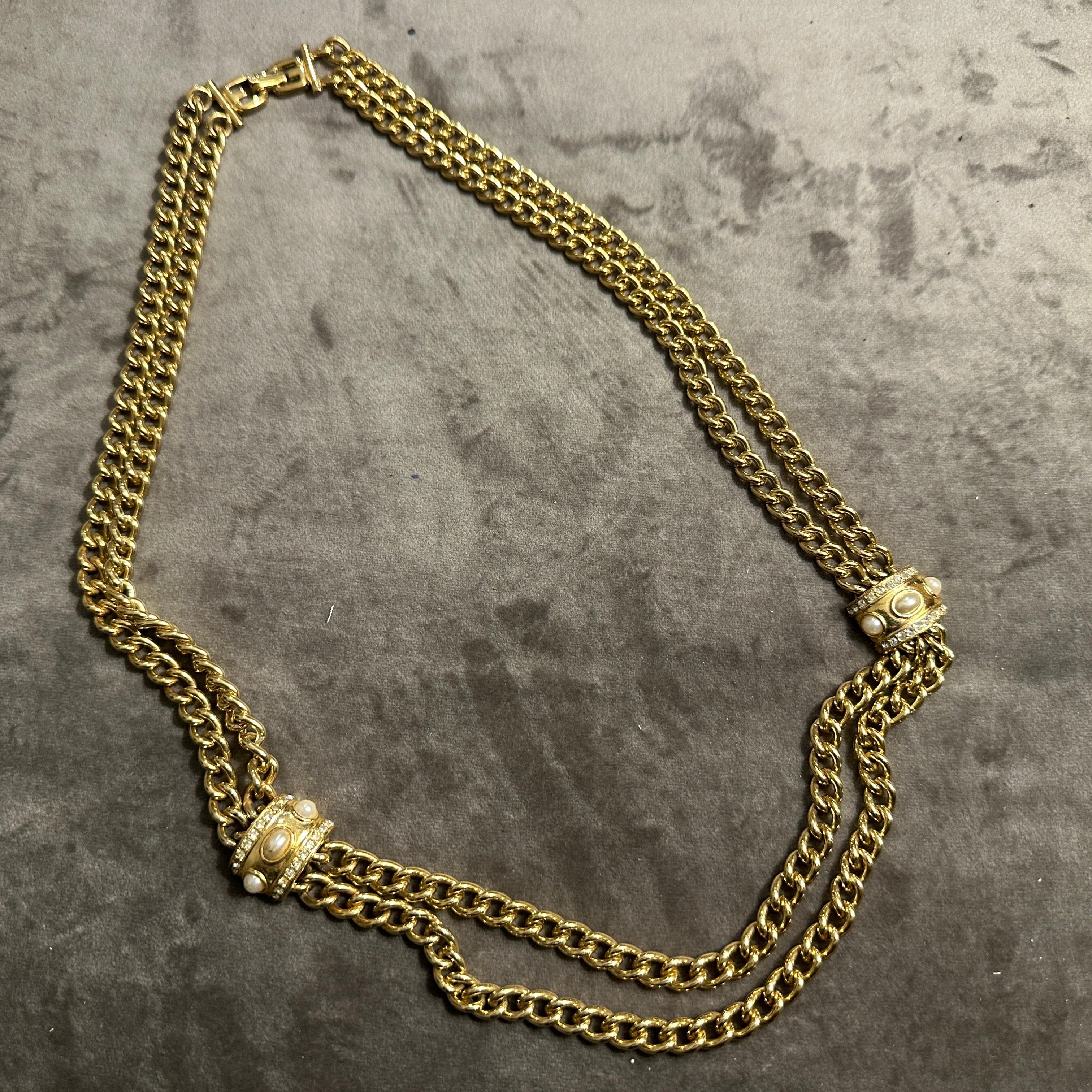 A 1970s High Quality Costume Jewelry Italian Vintage Chain For Sale 1