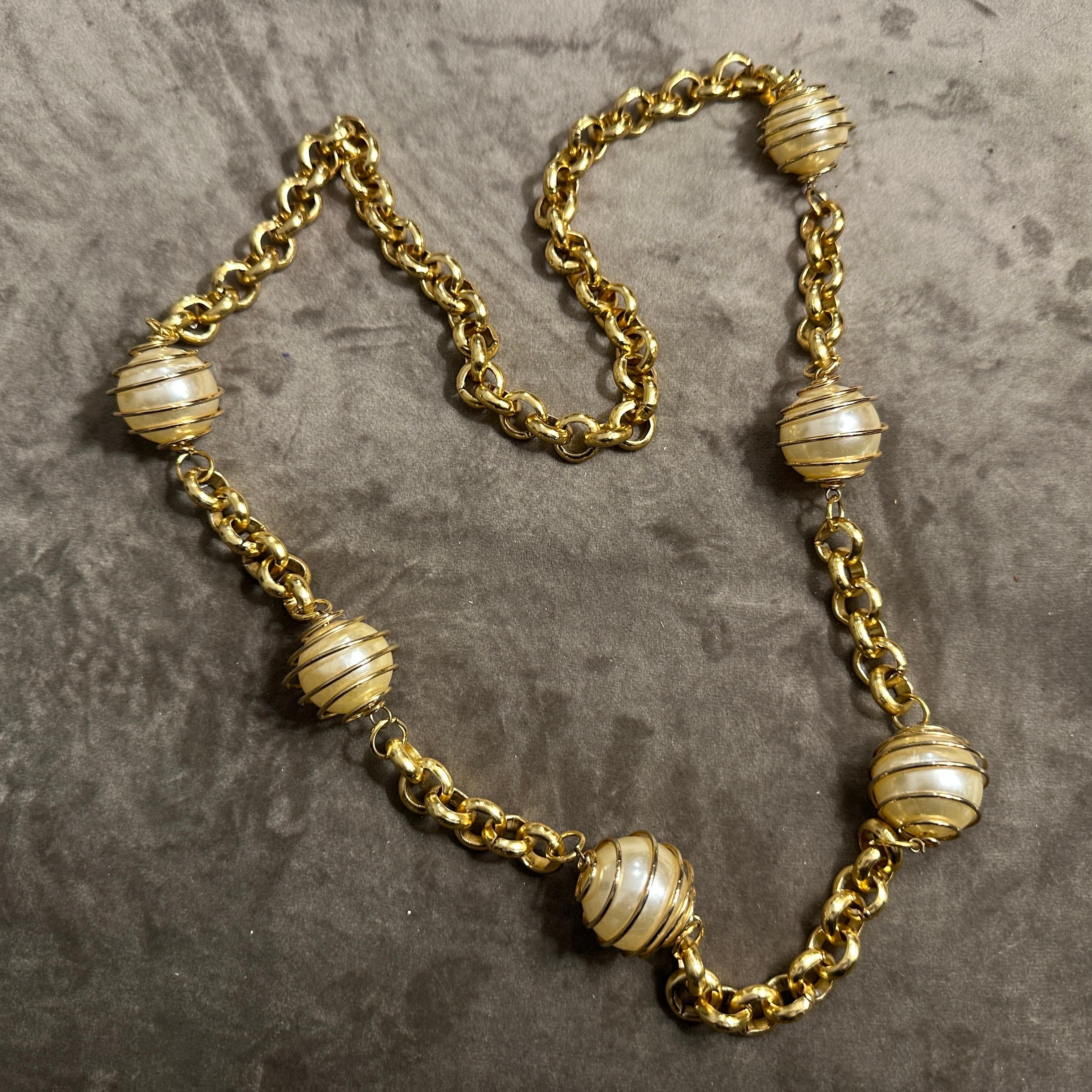 A 1970s High Quality Costume Jewelry Italian Vintage Chain For Sale 2