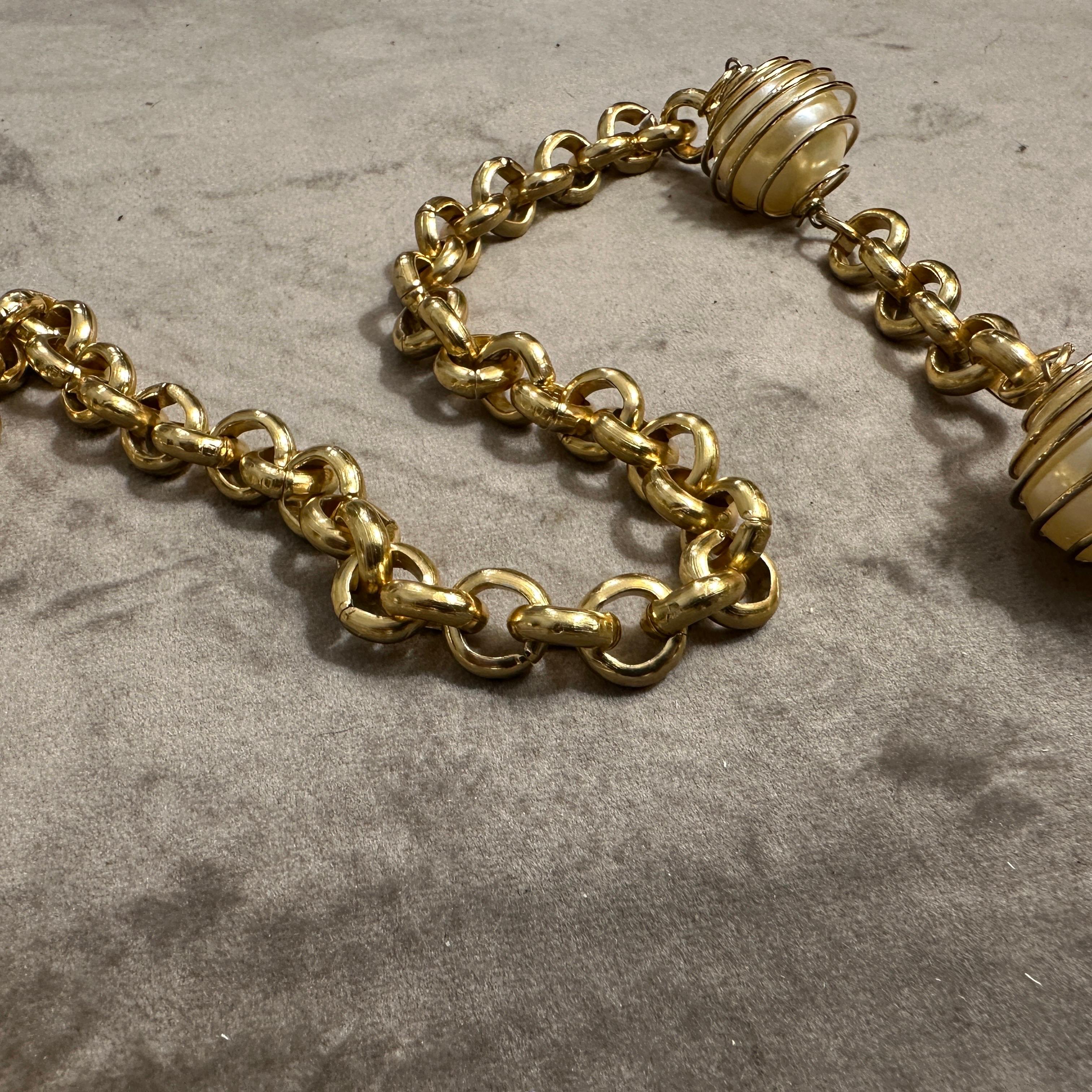 A 1970s High Quality Costume Jewelry Italian Vintage Chain For Sale 3