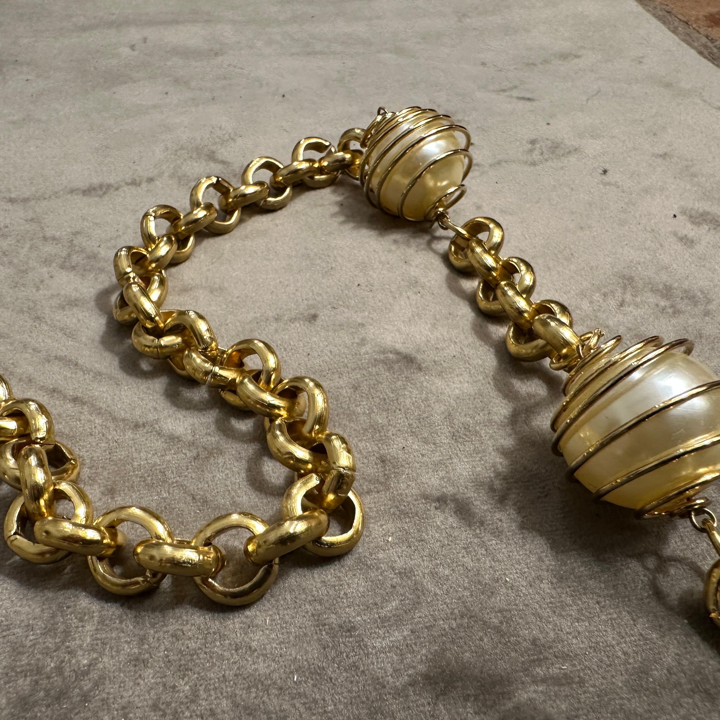 A 1970s High Quality Costume Jewelry Italian Vintage Chain For Sale 4