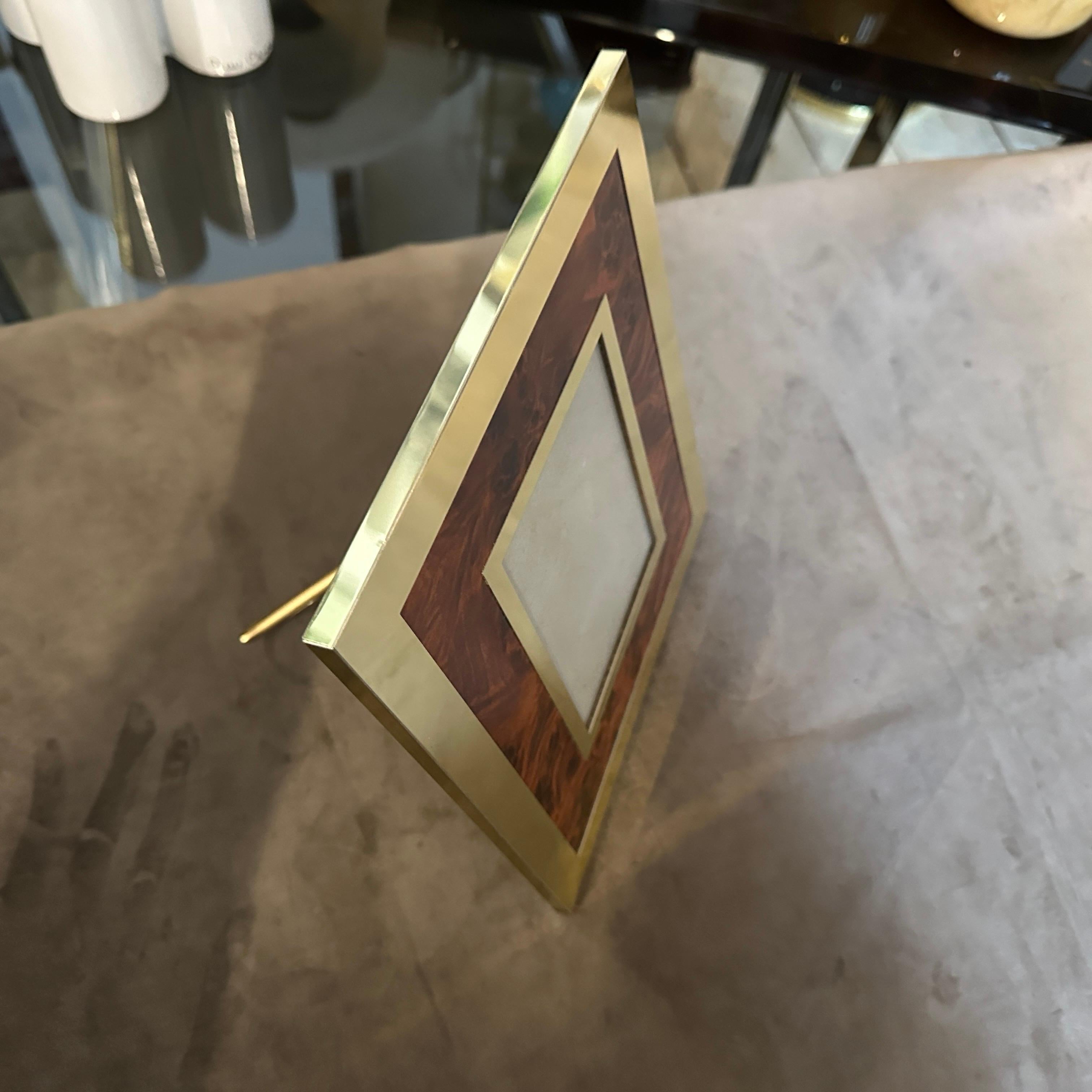 Una cornice italiana in ottone e lucite di alta qualità del Mid-Century Modern degli anni '70 in vendita 3