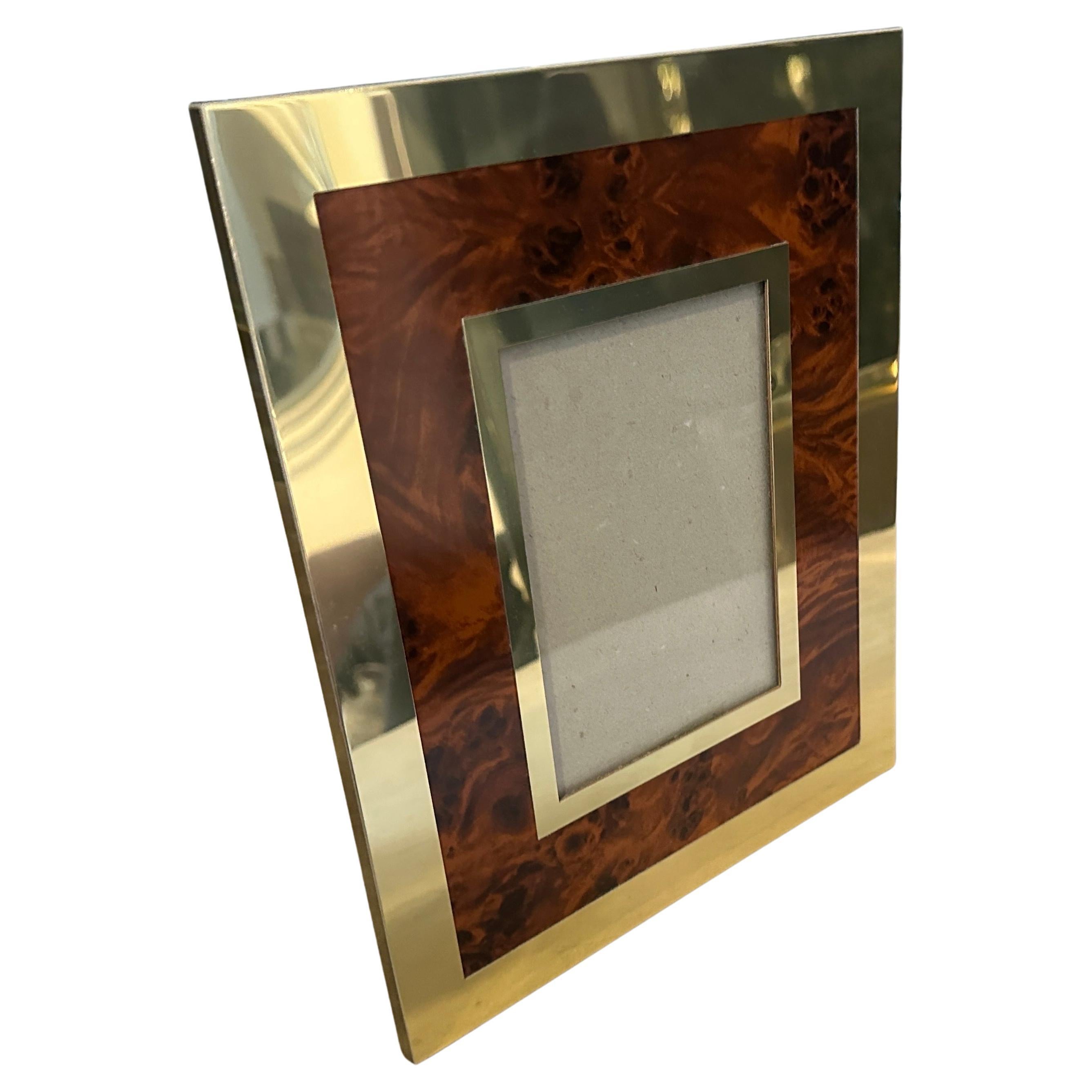 Questa cornice italiana emana eleganza e raffinatezza. Realizzato durante il periodo di massimo splendore del design di metà secolo, presenta una miscela perfetta di materiali lussuosi ed estetica minimalista. La struttura vanta un'elegante