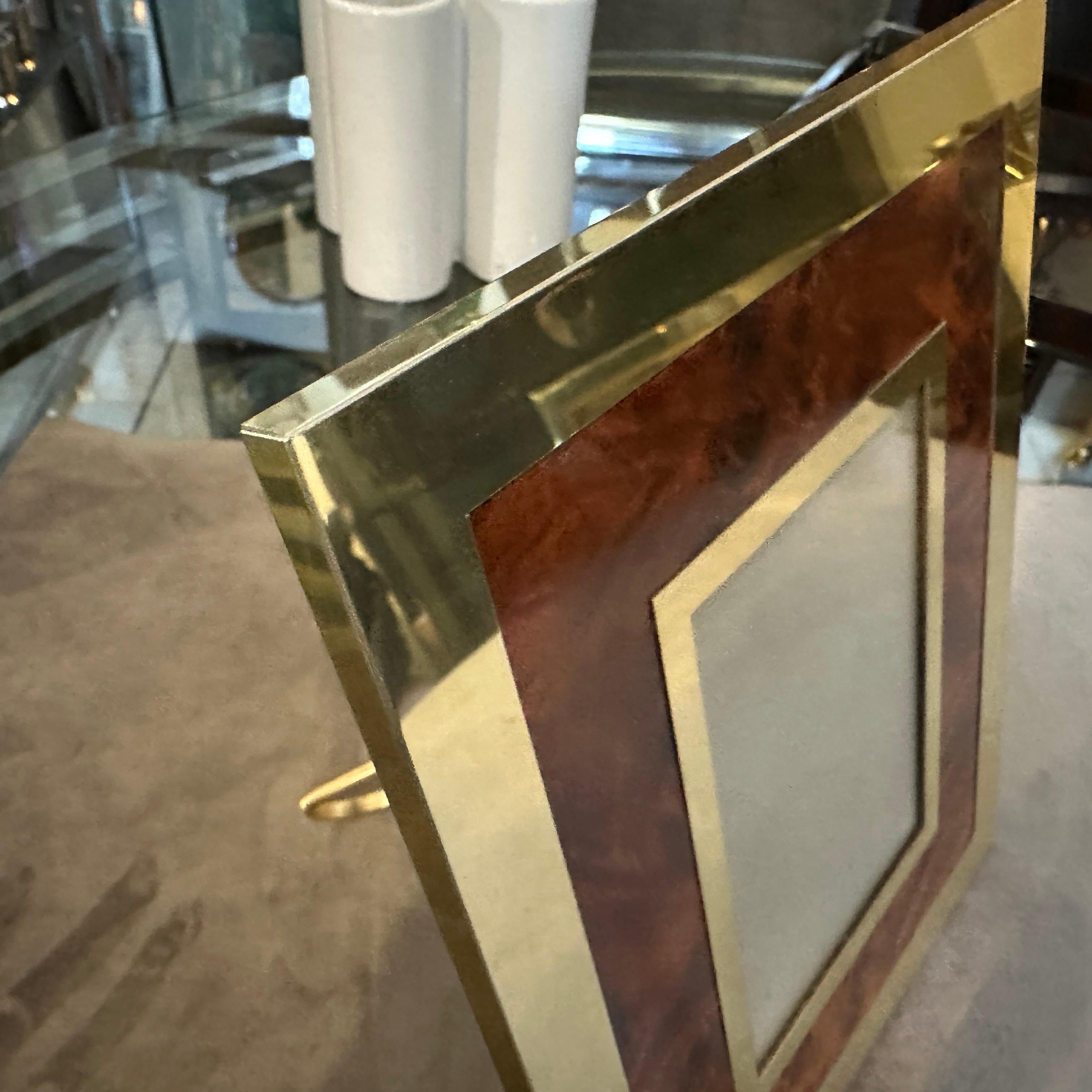 Ottone Una cornice italiana in ottone e lucite di alta qualità del Mid-Century Modern degli anni '70 in vendita