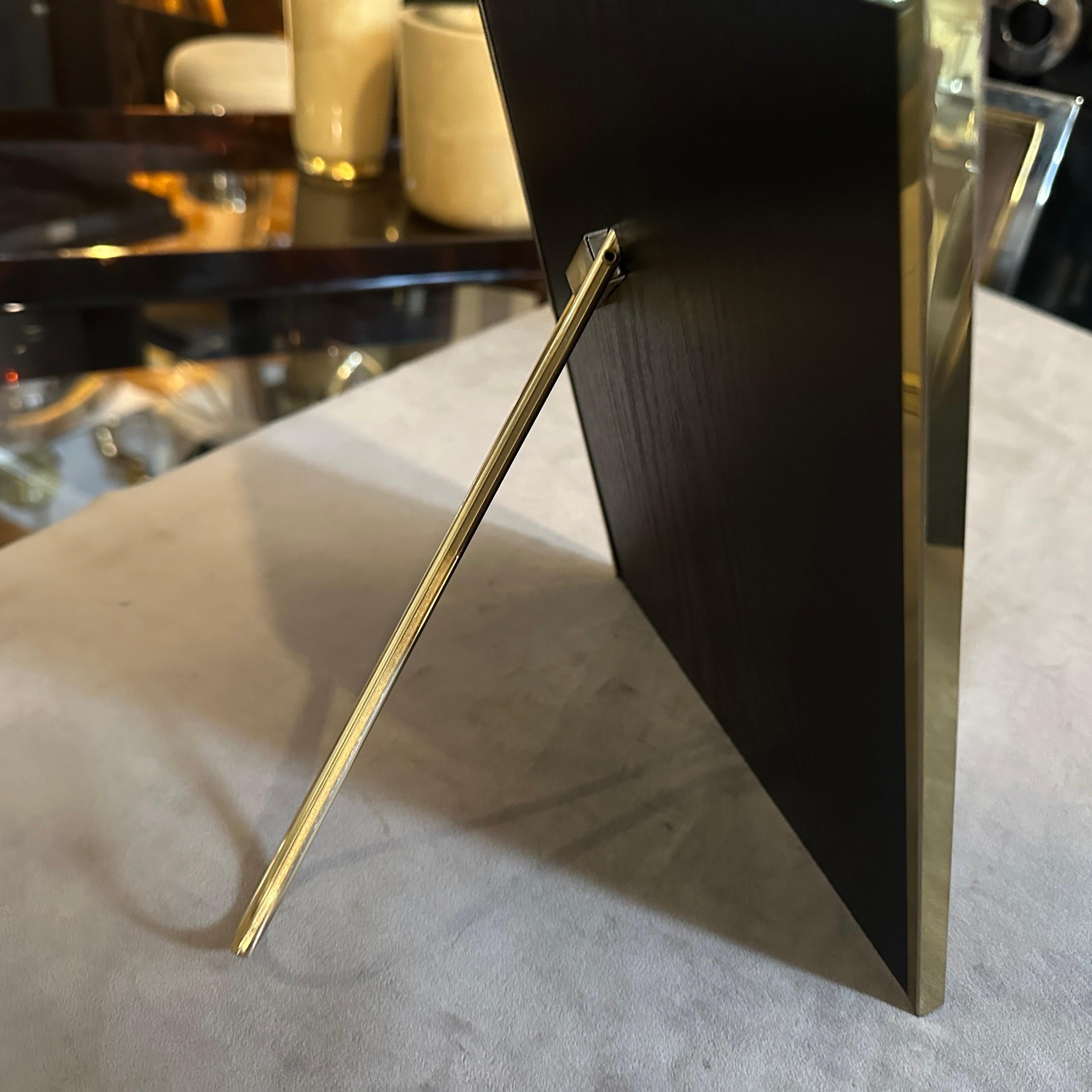 Una cornice italiana in ottone e lucite di alta qualità del Mid-Century Modern degli anni '70 in vendita 1