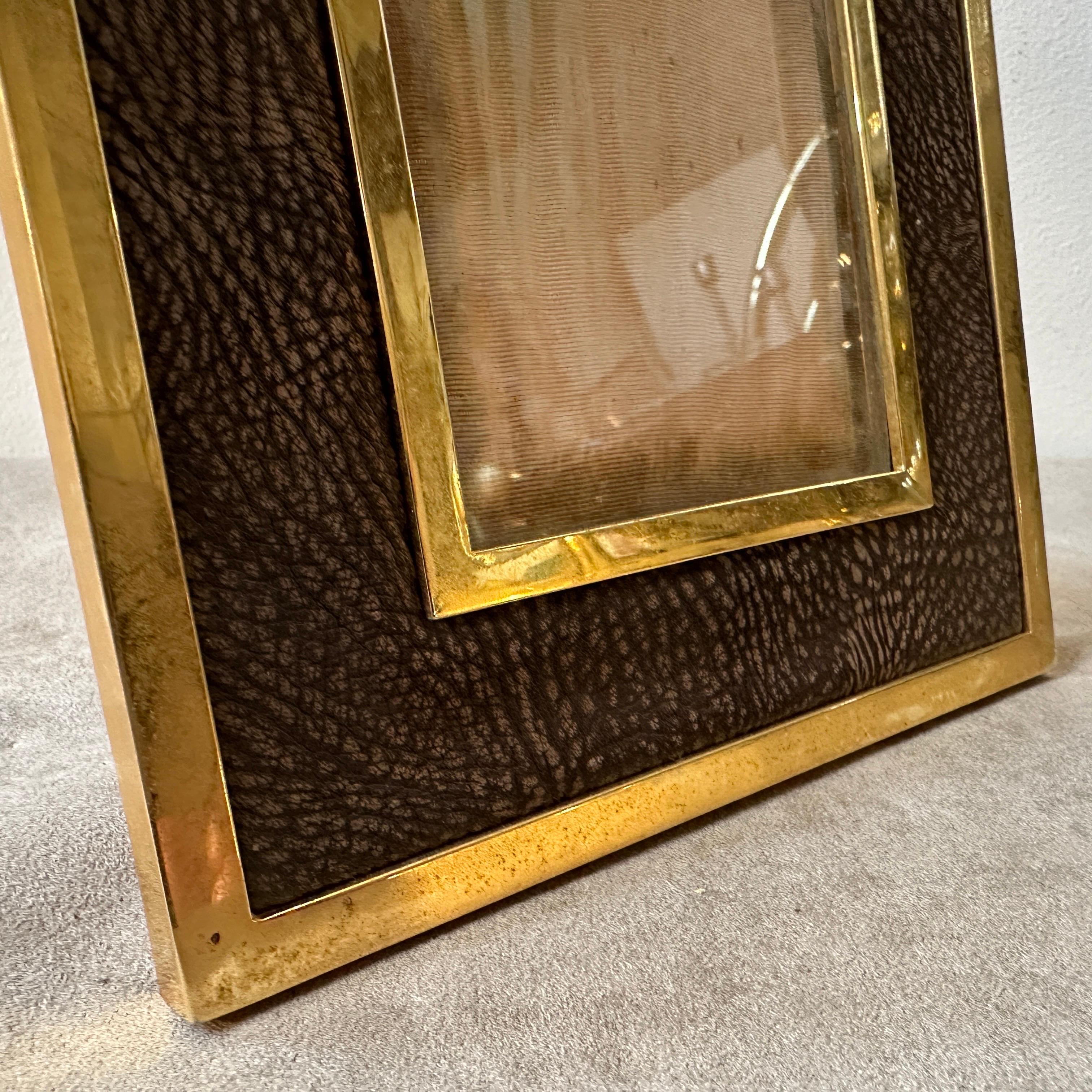 A 1970s High Quality Mid-Century Modern Brass and Skin Italian Picture Frame For Sale 6