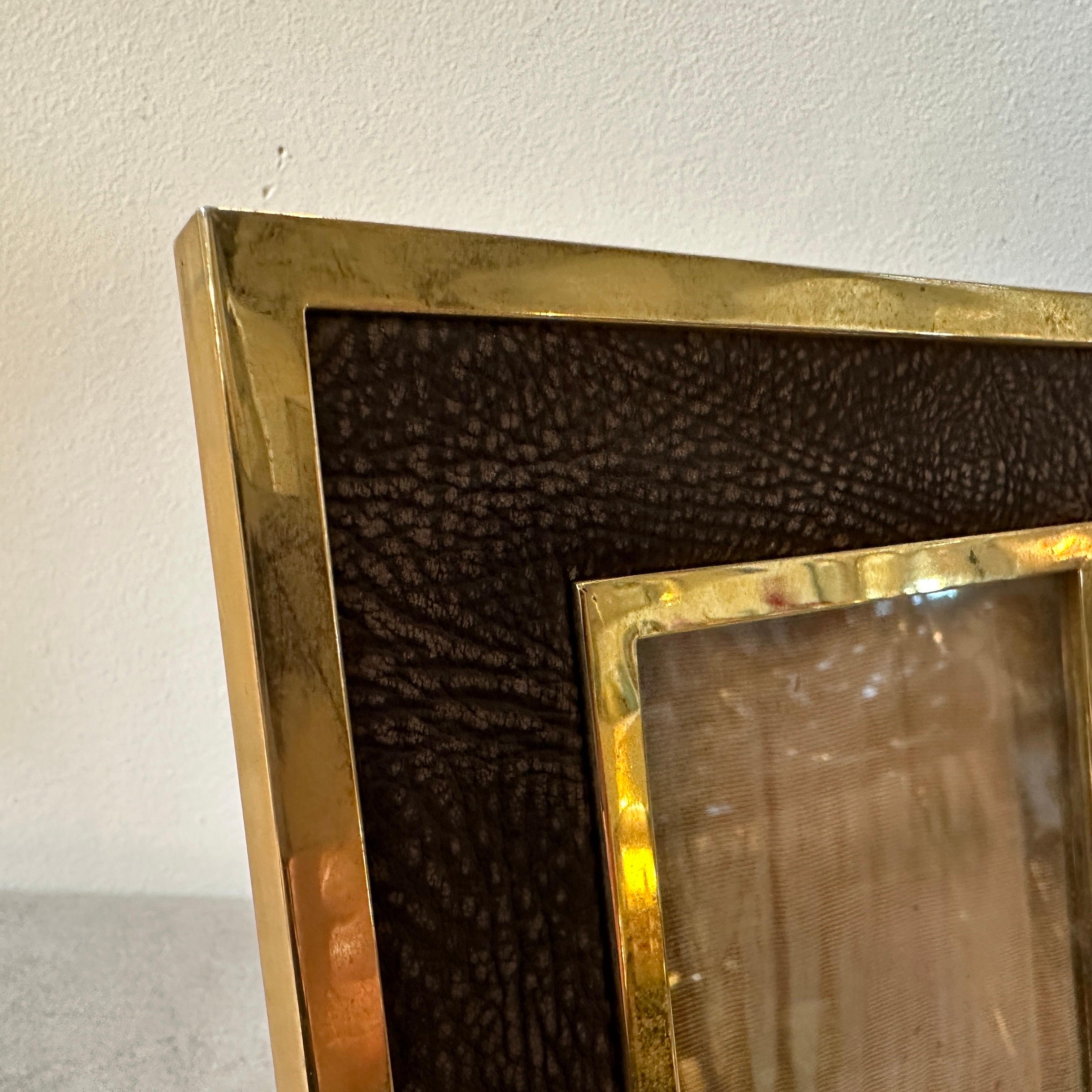 A 1970s High Quality Mid-Century Modern Brass and Skin Italian Picture Frame For Sale 7