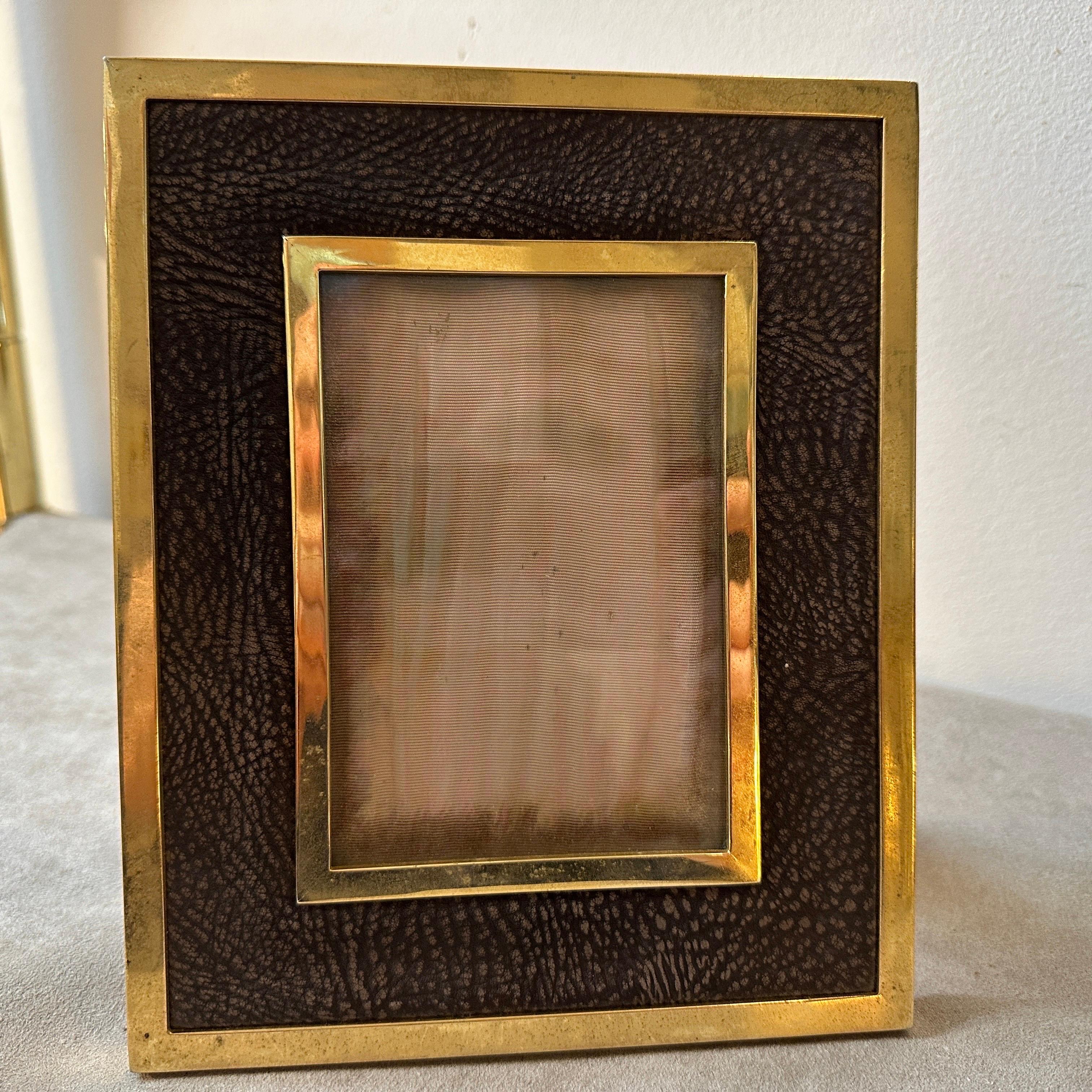 A 1970s High Quality Mid-Century Modern Brass and Skin Italian Picture Frame For Sale 4