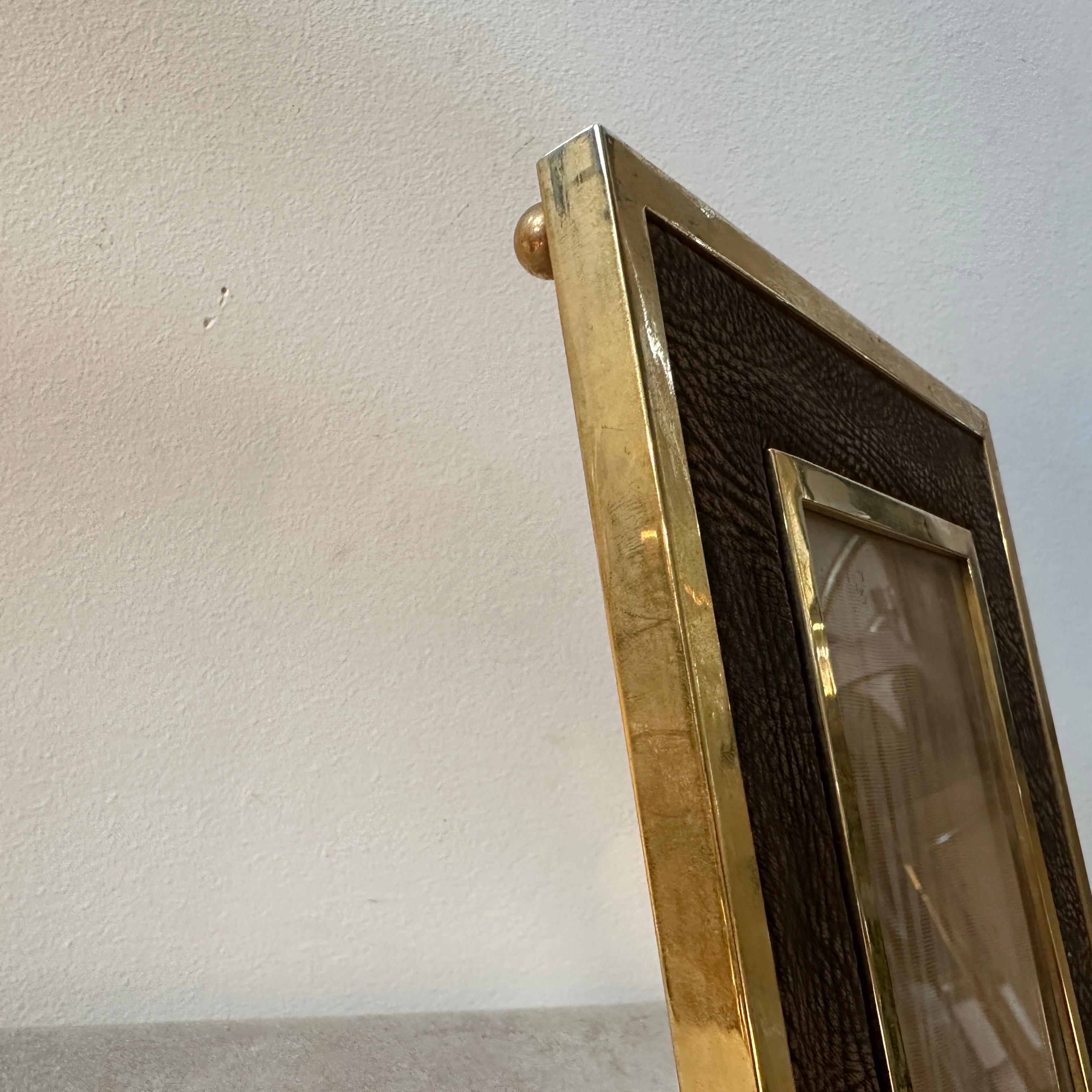 A 1970s High Quality Mid-Century Modern Brass and Skin Italian Picture Frame For Sale 5