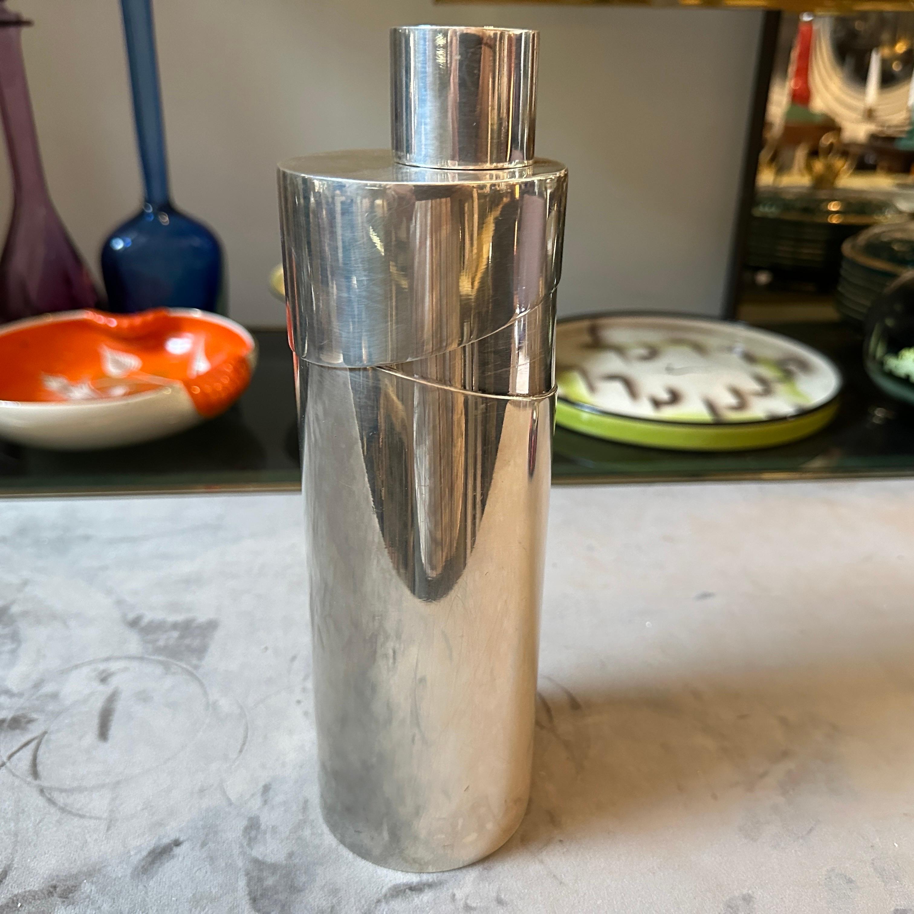 Esta coctelera diseñada por Lino Sabattini y fabricada por Christofle es una pieza elegante y bellamente elaborada que encarna el espíritu de diseño minimalista de su época. Su combinación de estética elegante, materiales de alta calidad y