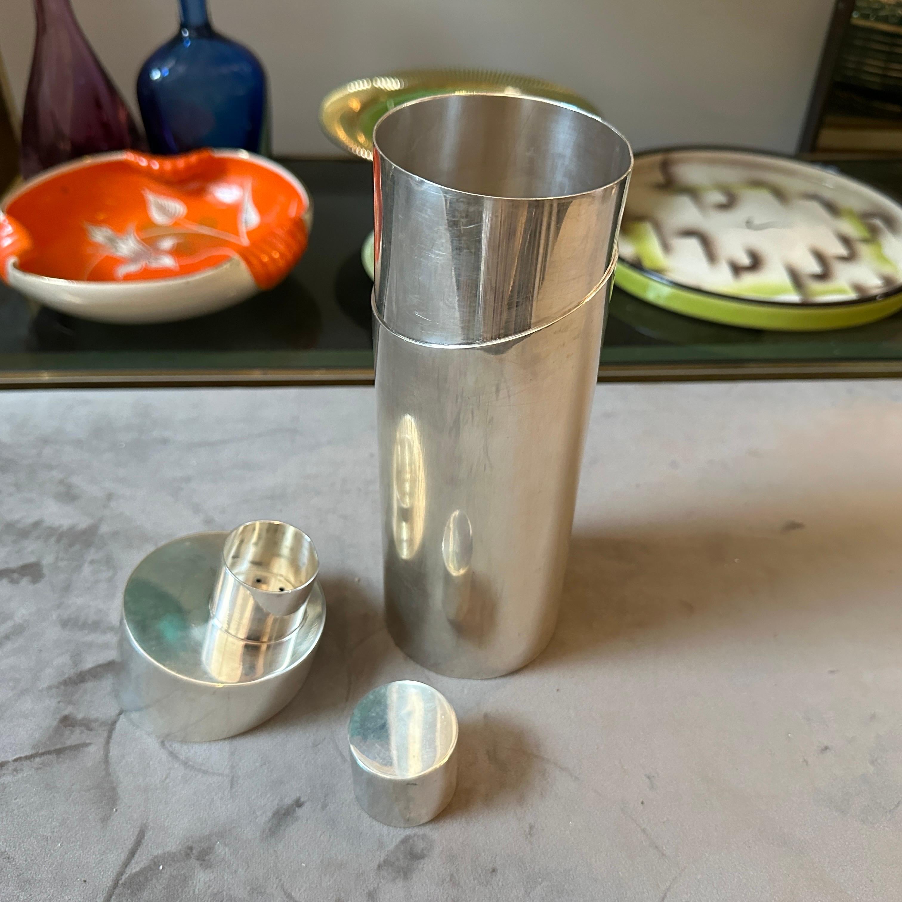 Una coctelera minimalista icónica de los años 70, de Lino Sabattini para Christofle Chapado en plata en venta